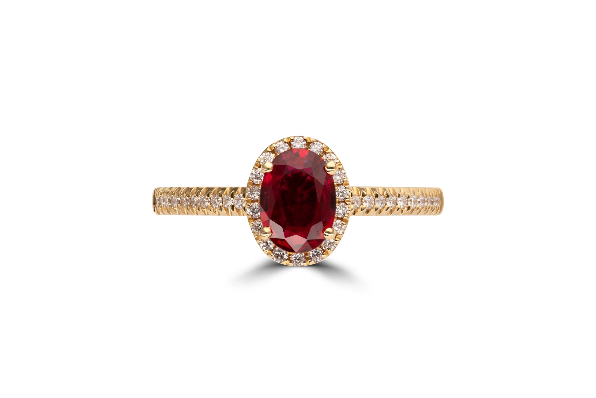 Verlobungsring Scarlett mit Rubin 0.70ct und 0.19ct Brillanten – ein Symbol für große Liebe. Jetzt entdecken in München & Augsburg.