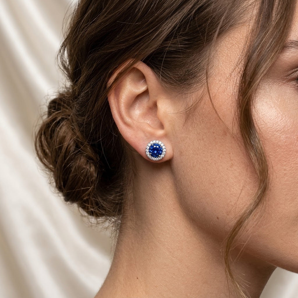 Runde Ohrringe mit blauem Saphir und Diamant-Halo