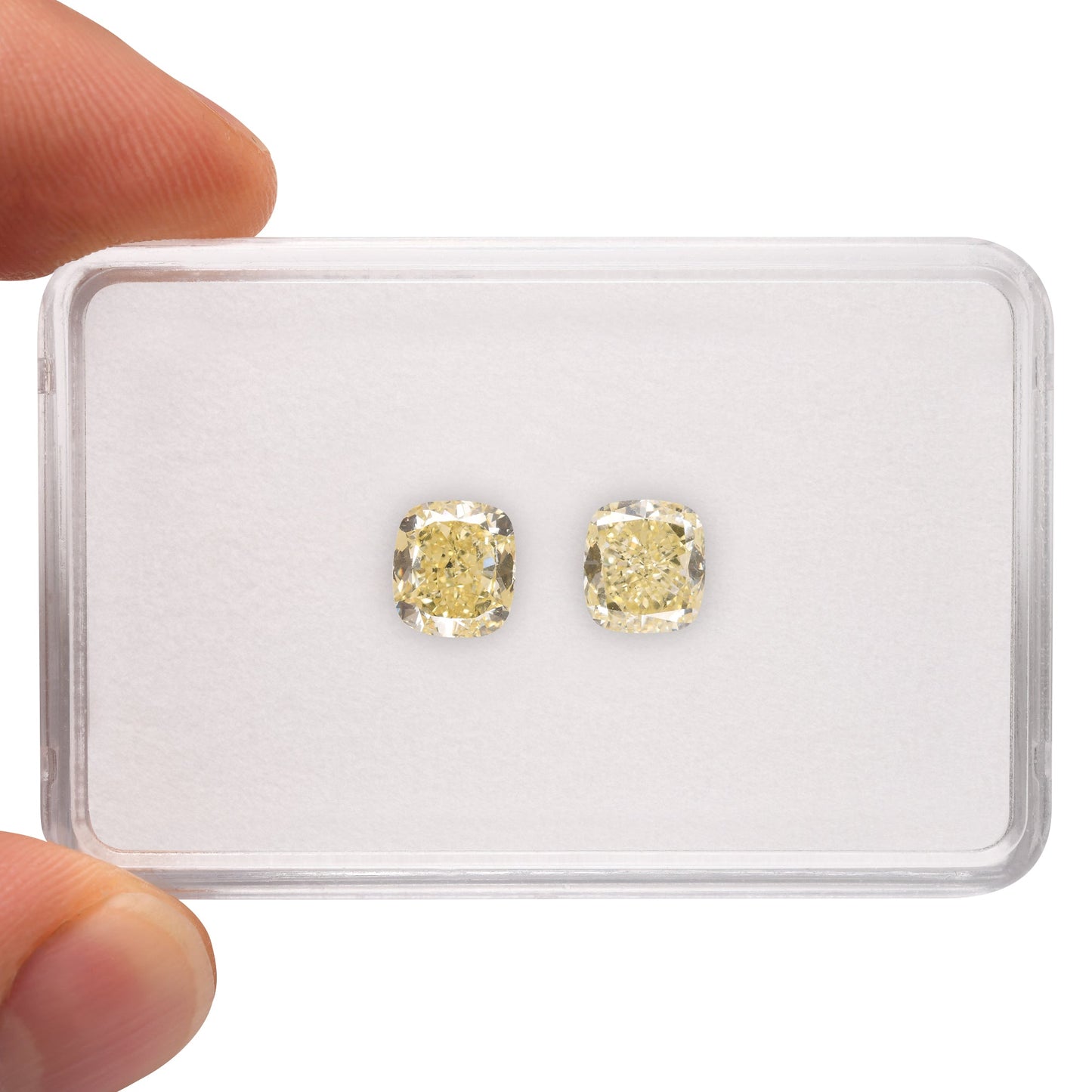 4,43 Karat Fancy Yellow Cushion Diamonds VS1
