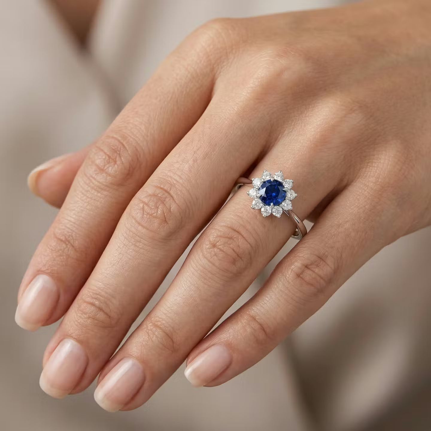 Runder blauer Saphir- und Diamant-Halo-Ring