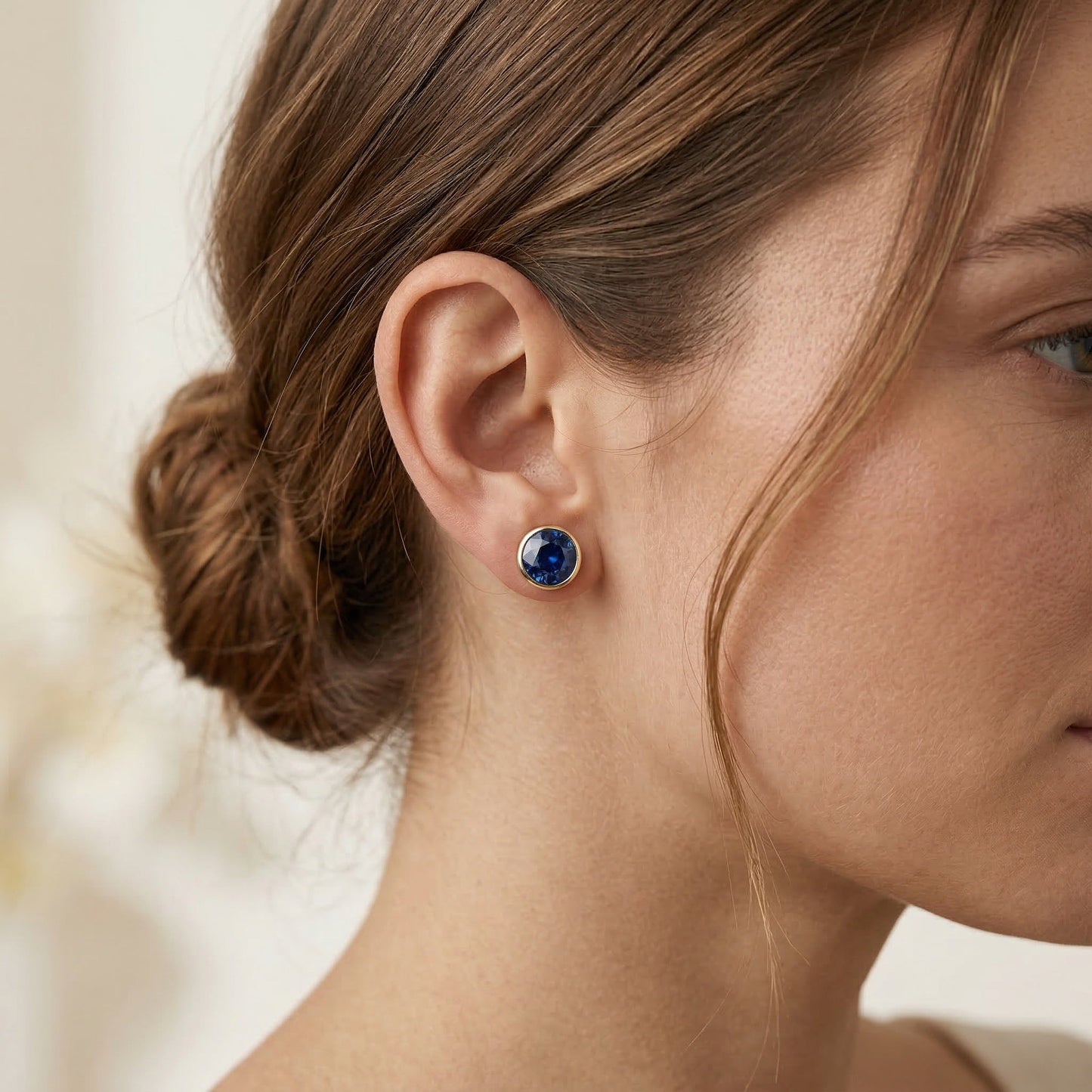 Ohrstecker mit rundem, brillantgeschliffenem blauem Saphir