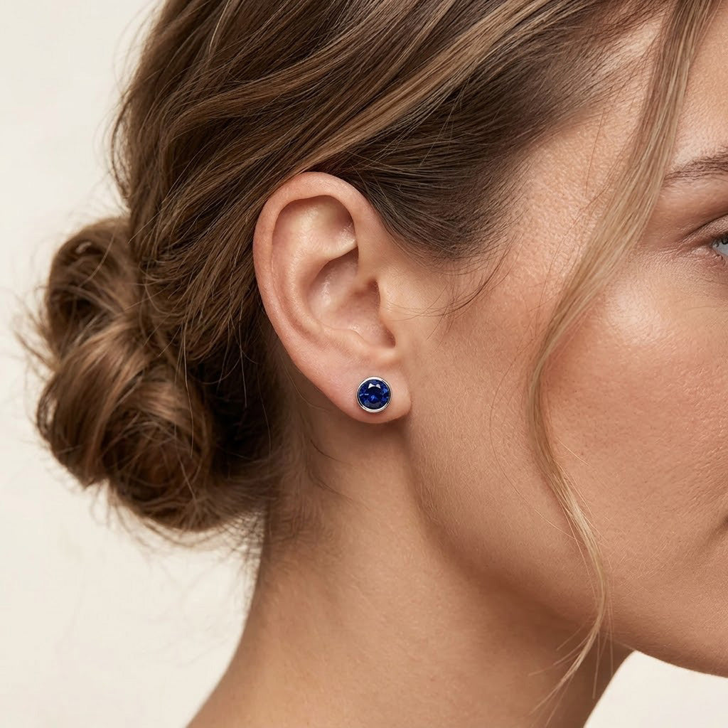 Ohrstecker mit rundem, brillantgeschliffenem blauem Saphir