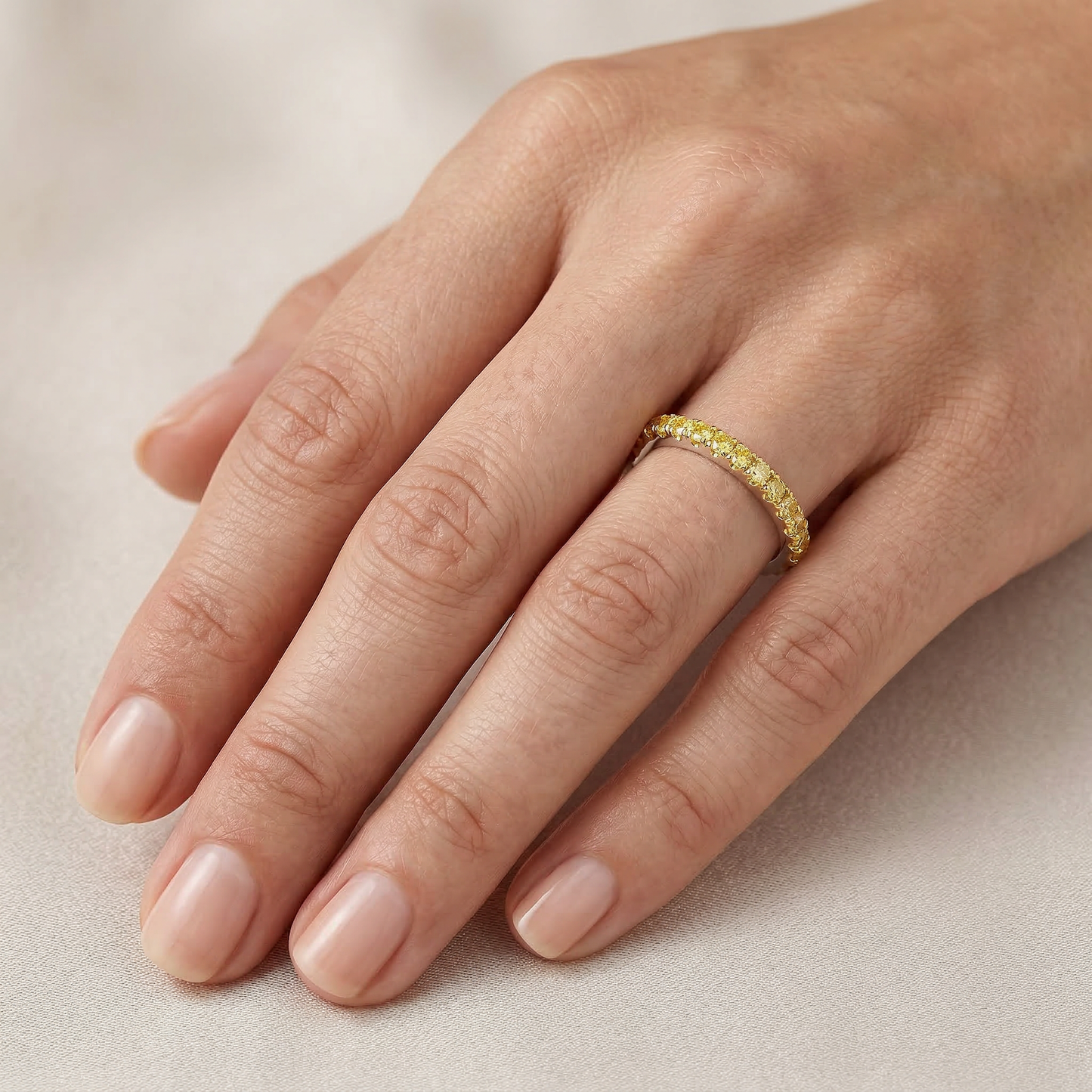 Halb-Ewigkeits-Ehering mit kanariengelbem, leuchtend gelbem Diamanten