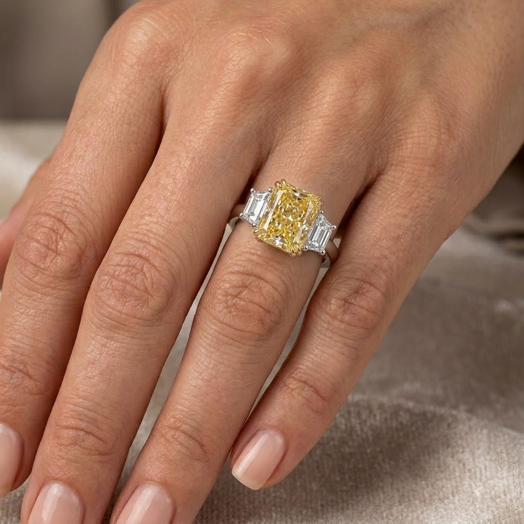 Hellgelber Y-Z Radiant Dreistein-Diamantring