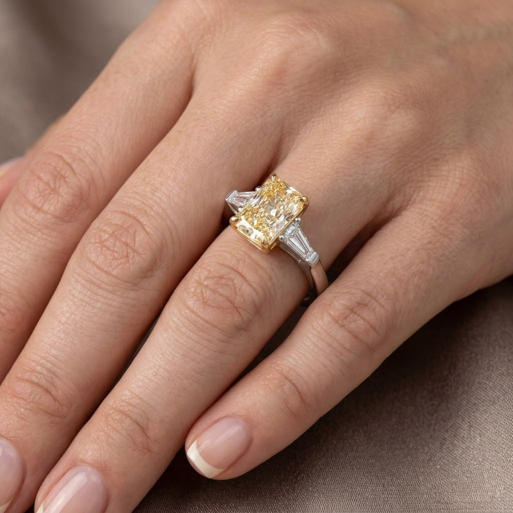 Hellgelber, strahlender 3-Stein-Diamantring