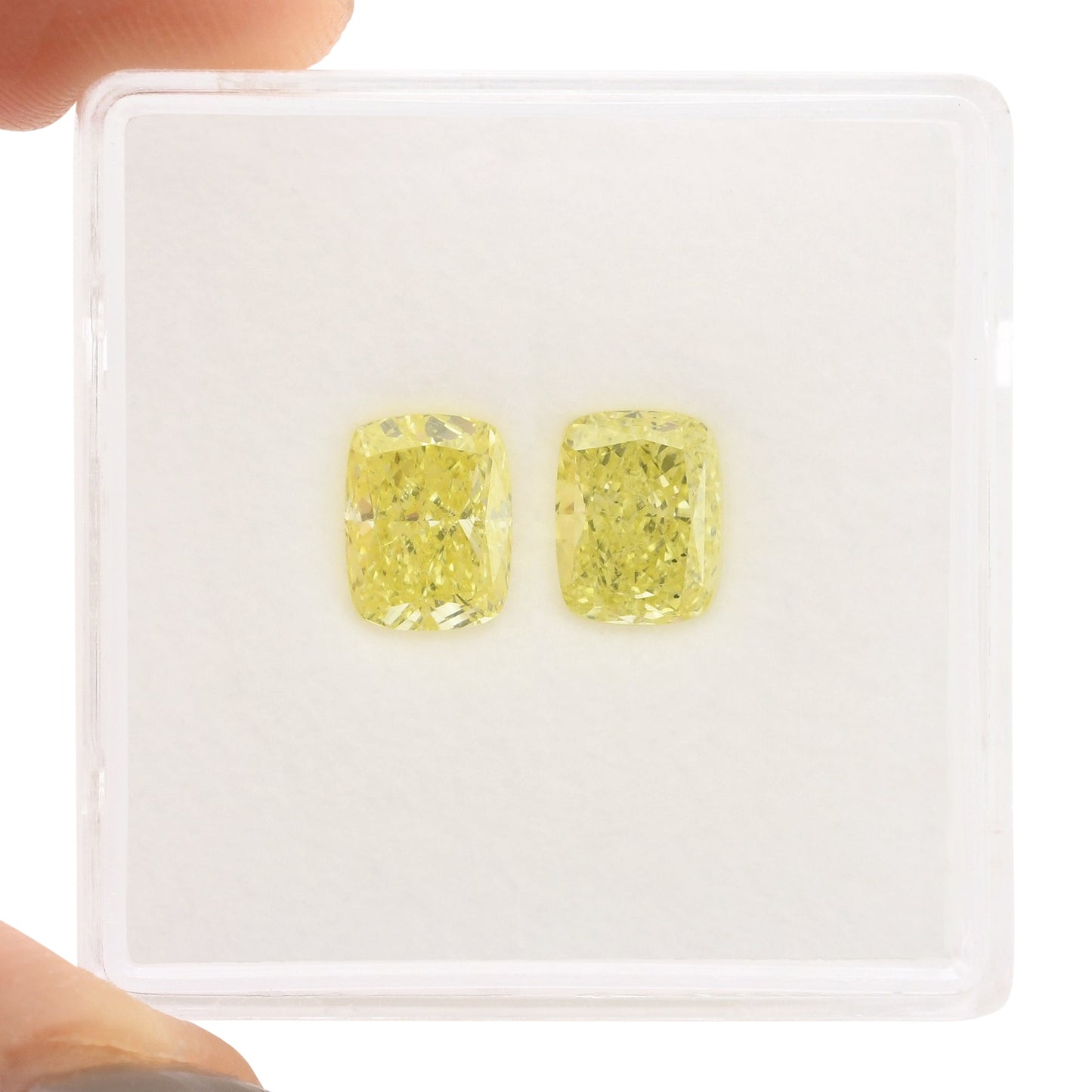 2,04 Karat Fancy Yellow Cushion Diamonds SI1