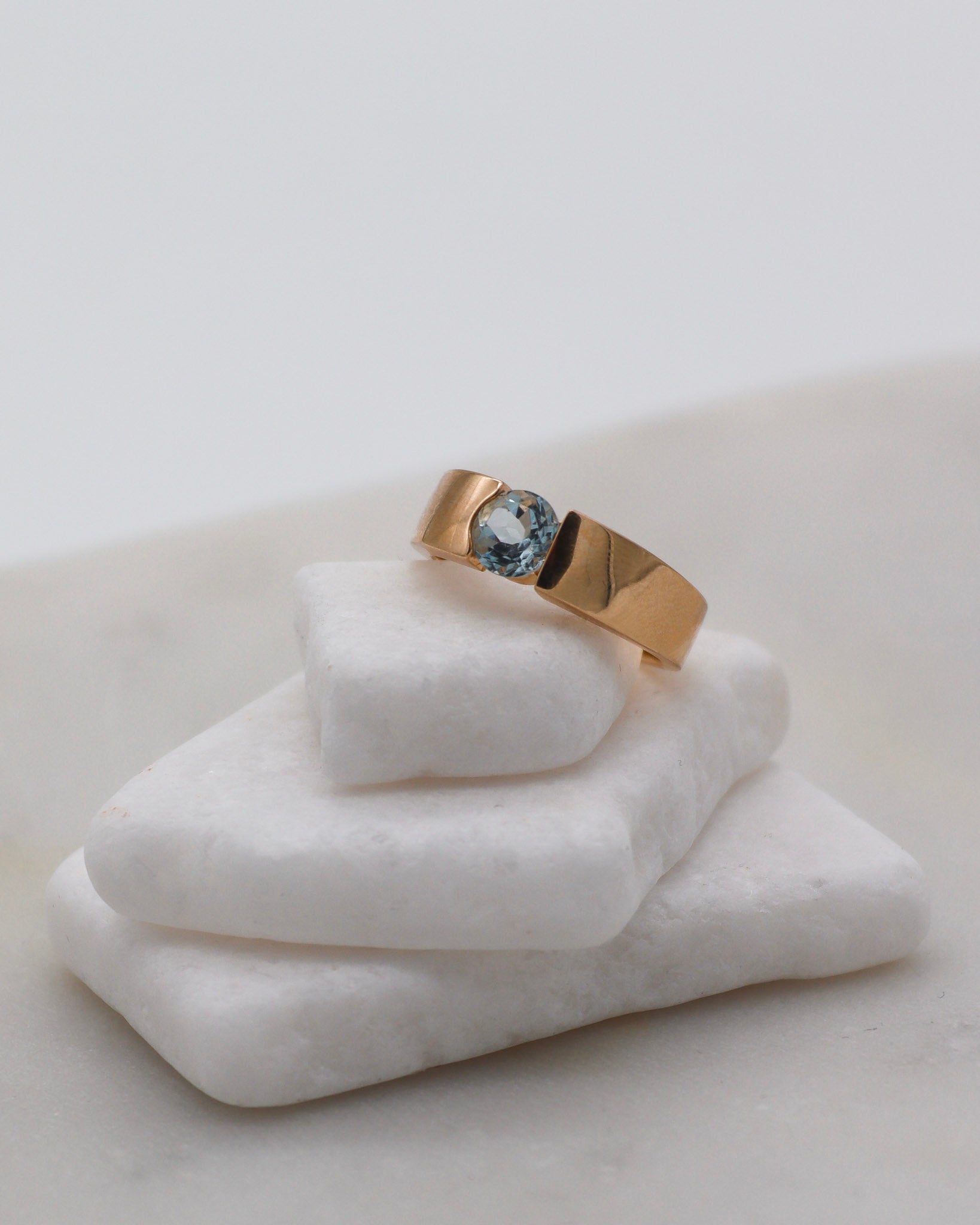 Vintage-Ring Julie mit 0.5ct rundem Aquamarin und Spangring-Fassung in 585er Gelbgold – erhältlich in München und Augsburg