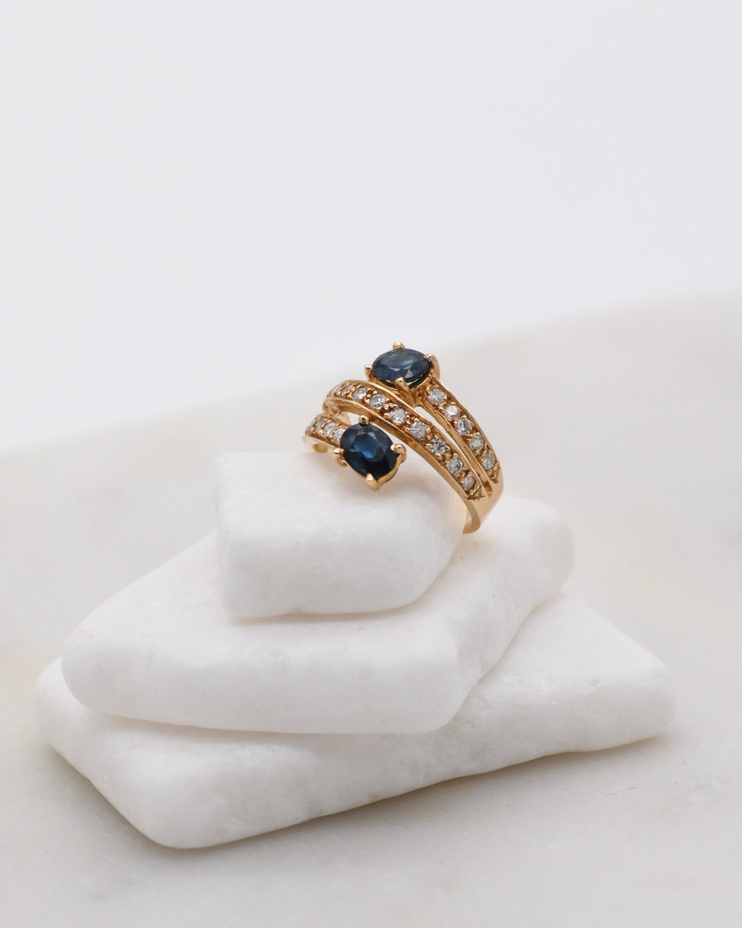 Vintage-Ring Shirley mit 0.80ct Saphiren & 0.42ct Brillanten, geteilte Ringschiene aus 585er Gelbgold – erhältlich in München und Augsburg

