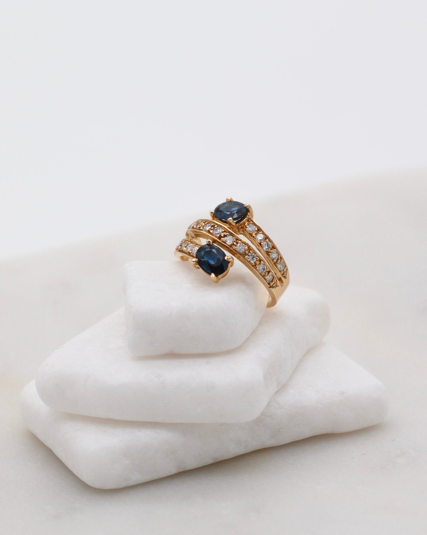 Vintage-Ring Shirley mit 0.80ct Saphiren & 0.42ct Brillanten, geteilte Ringschiene aus 585er Gelbgold – erhältlich in München und Augsburg

