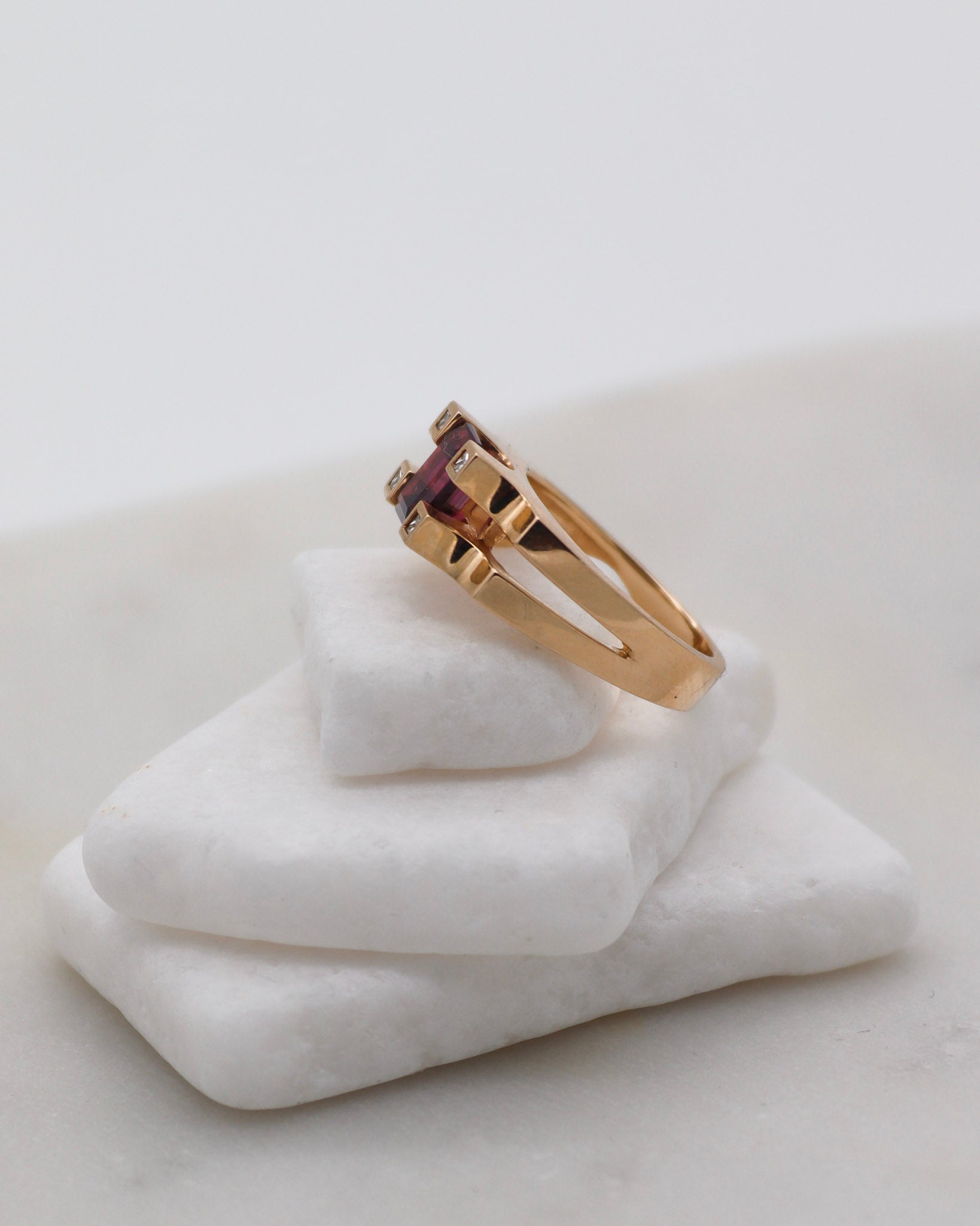 Vintage-Ring Golda mit 0.5ct Marquise-Granat, Halo aus Brillanten & weiteren Granaten in 585er Gelbgold – erhältlich in München und Augsburg

