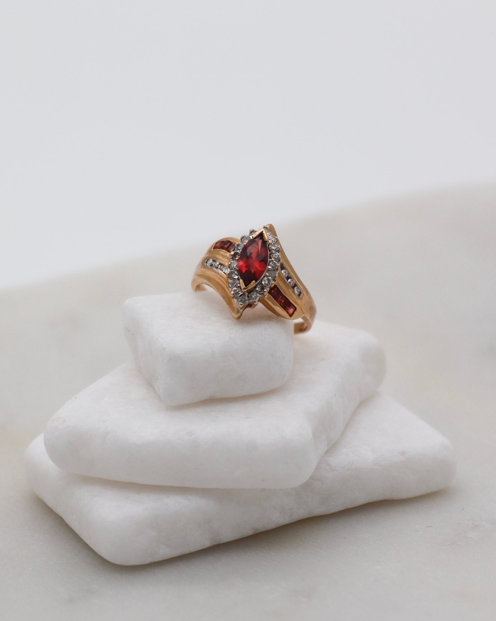 Vintage-Ring Claudia mit 0.5ct Marquise-Granat, Brillanten & Princess Cut Granaten in 585er Gelbgold – erhältlich in München und Augsburg

