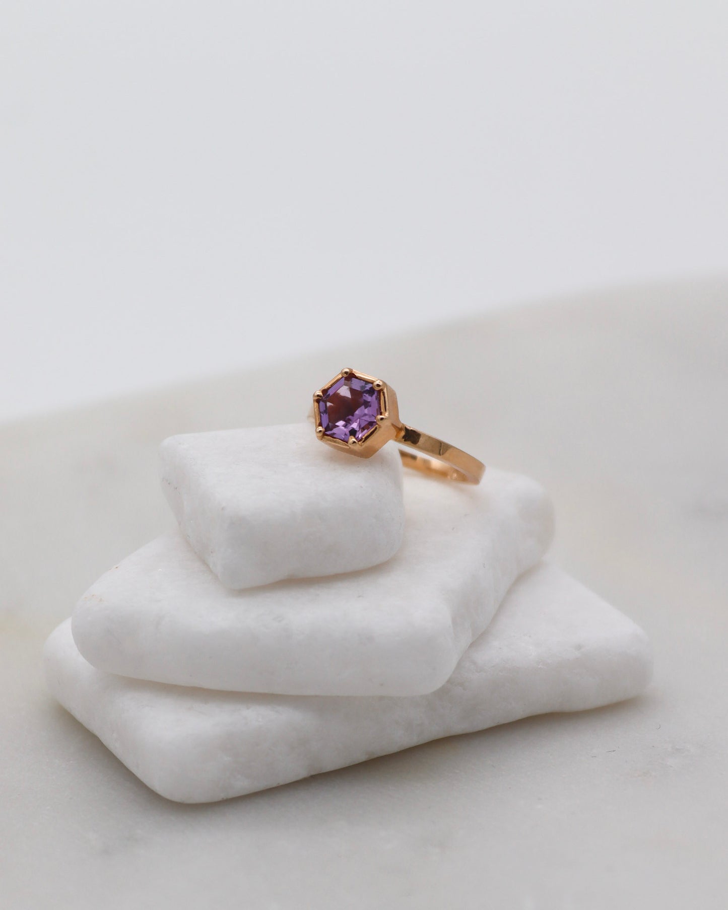 Vintage-Ring Delia mit 0.70ct Hexagon-Amethyst in Bezel- und Krappenfassung aus 585er Gelbgold – erhältlich in München und Augsburg