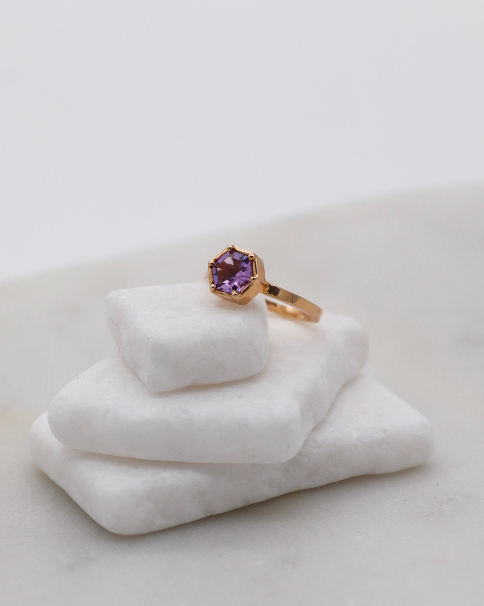 Vintage-Ring Delia mit 0.70ct Hexagon-Amethyst in Bezel- und Krappenfassung aus 585er Gelbgold – erhältlich in München und Augsburg