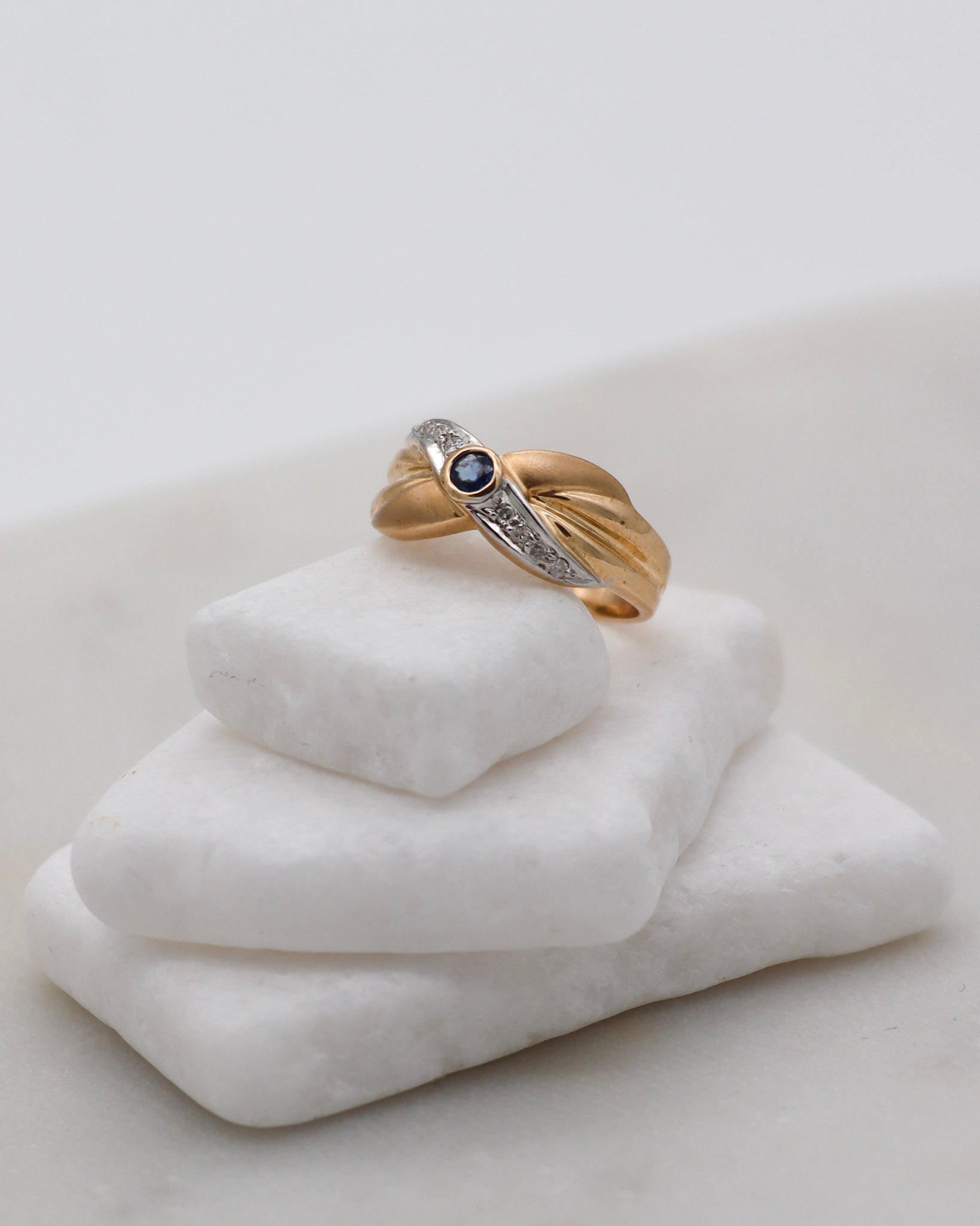 Vintage-Ring Margarethe mit 0.16ct Saphir & 0.08ct Brillanten in matter Bicolor-Optik aus 585er Gelb- und Weißgold – erhältlich in München und Augsburg