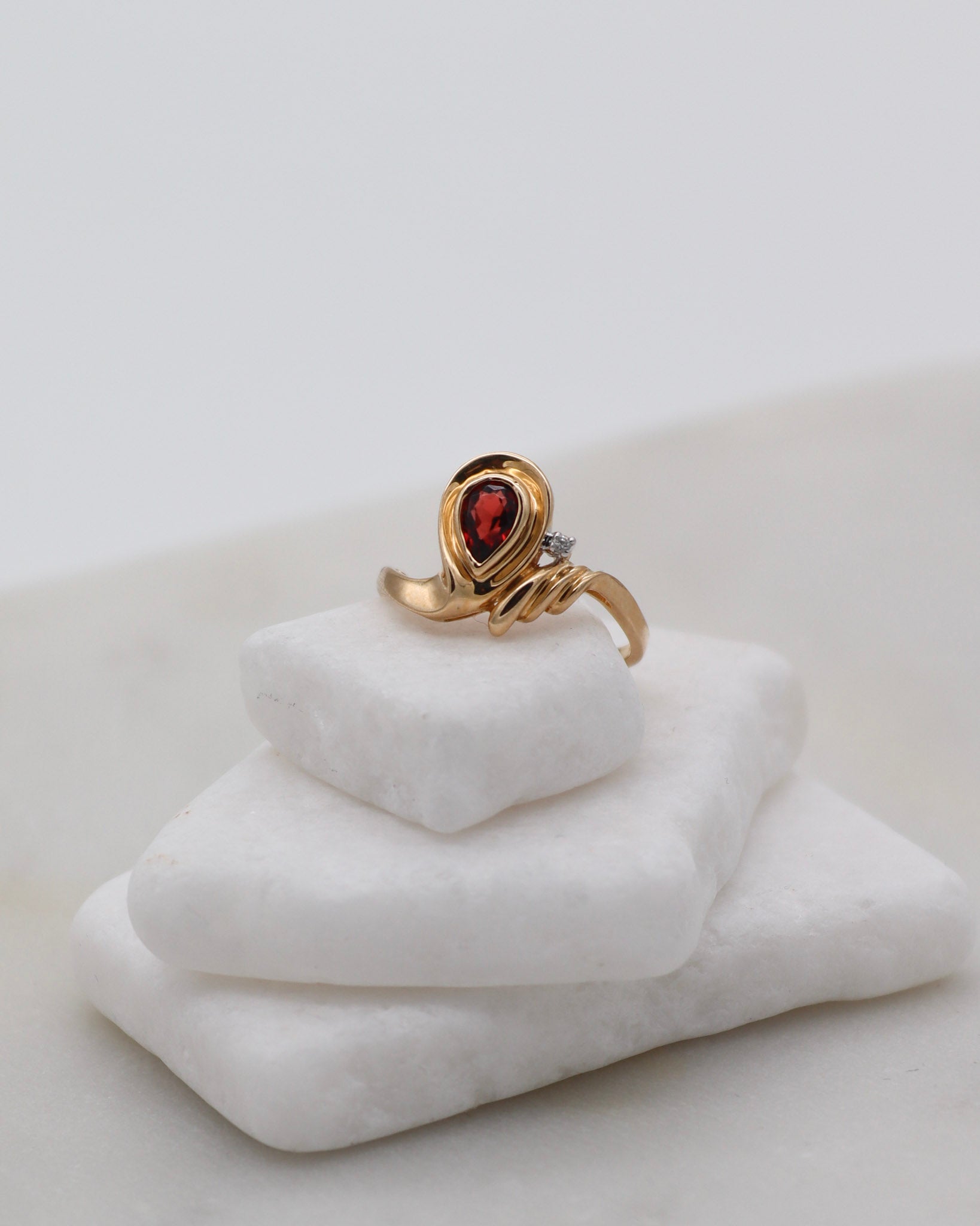Vintage-Ring Helen mit 0.20ct Pear-Granat & 0.01ct Diamant in Bezel-Fassung aus 585er Gelbgold – erhältlich in München und Augsburg