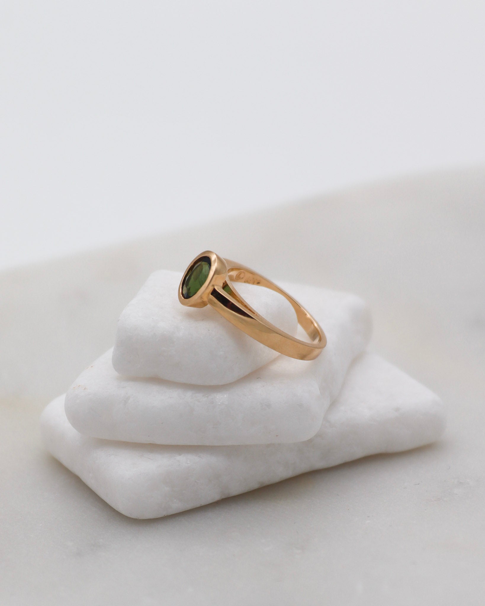 Vintage-Ring Debbie mit 0.70ct grünem Turmalin in Bezel-Fassung und Cathedral-Stil, gefertigt aus 585er Gelbgold – erhältlich in München und Augsburg