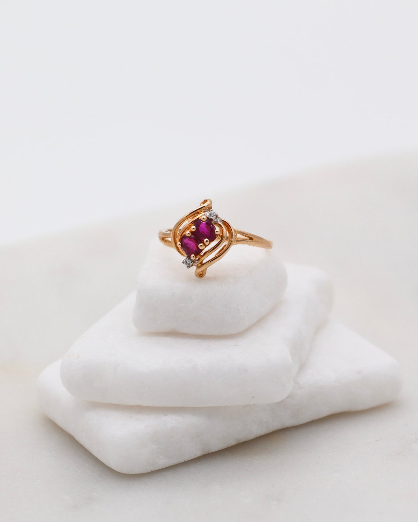 Vintage-Ring Rita mit 0.50ct Rubinen & 0.02ct Brillanten im Ovalschliff, gefasst in 585er Gelbgold – erhältlich in München und Augsburg