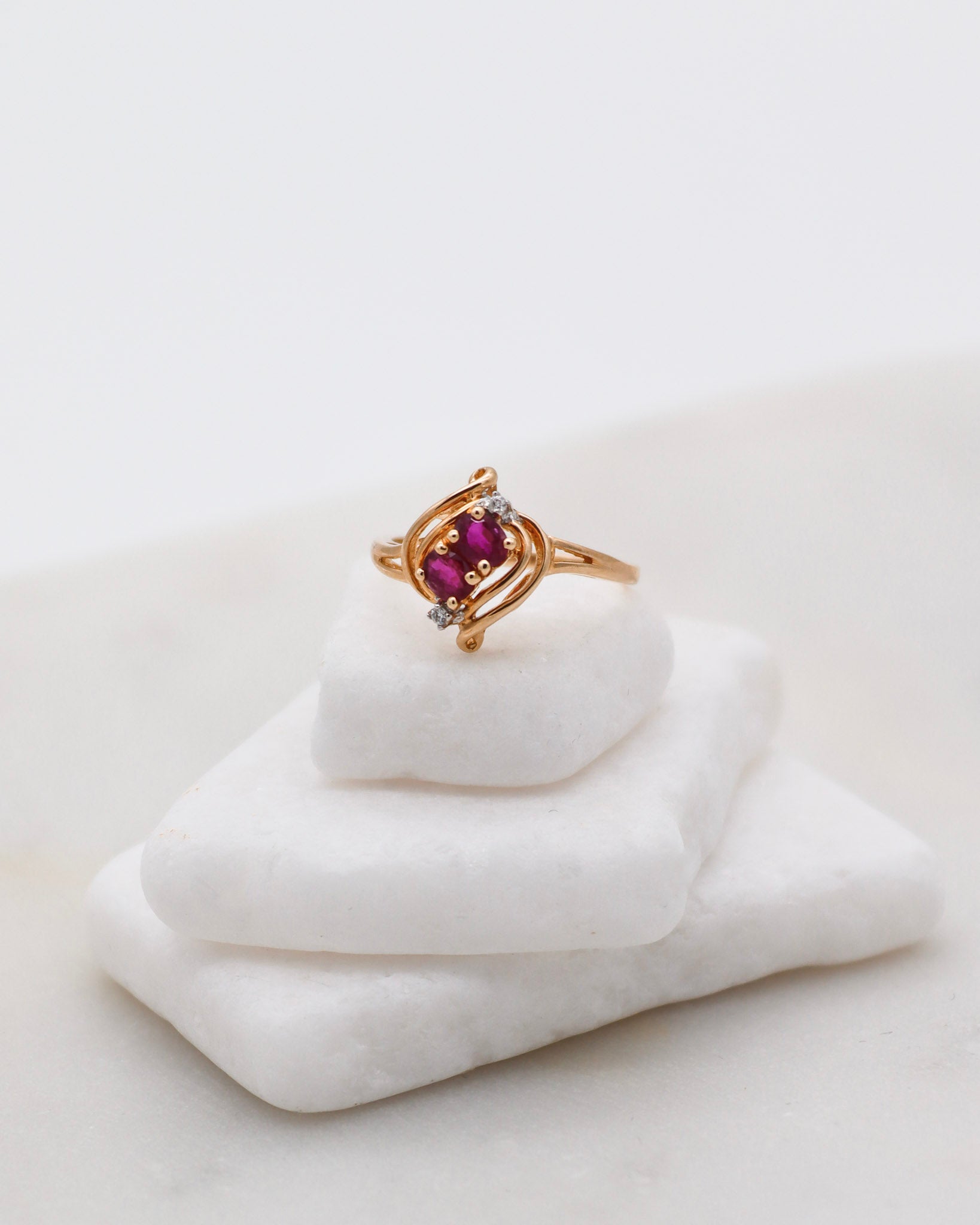 Vintage-Ring Rita mit 0.50ct Rubinen & 0.02ct Brillanten im Ovalschliff, gefasst in 585er Gelbgold – erhältlich in München und Augsburg