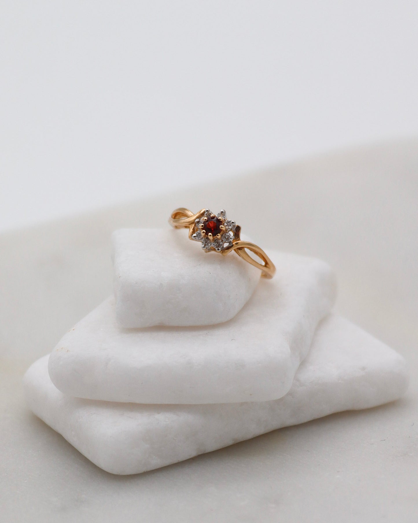 Vintage-Ring Alma mit 0.05ct Granat & 0.08ct Diamanten, gedrehte Ringschiene in 585er Gelbgold – erhältlich in München und Augsburg