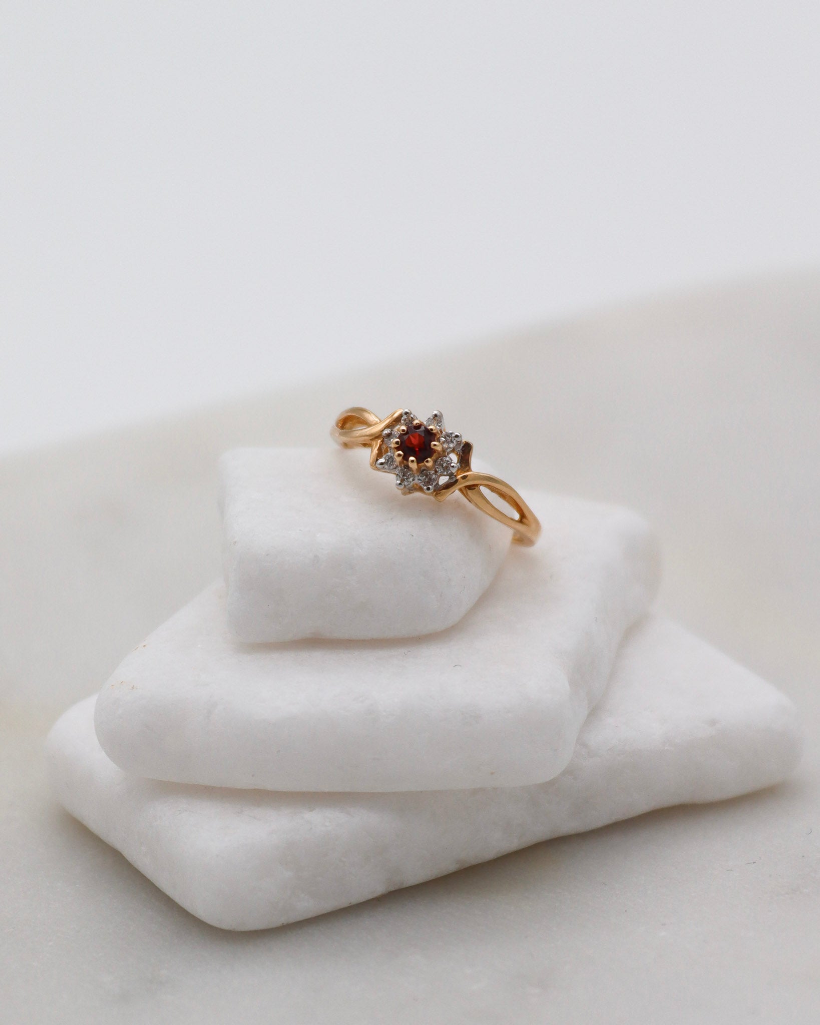 Vintage-Ring Alma mit 0.05ct Granat & 0.08ct Diamanten, gedrehte Ringschiene in 585er Gelbgold – erhältlich in München und Augsburg