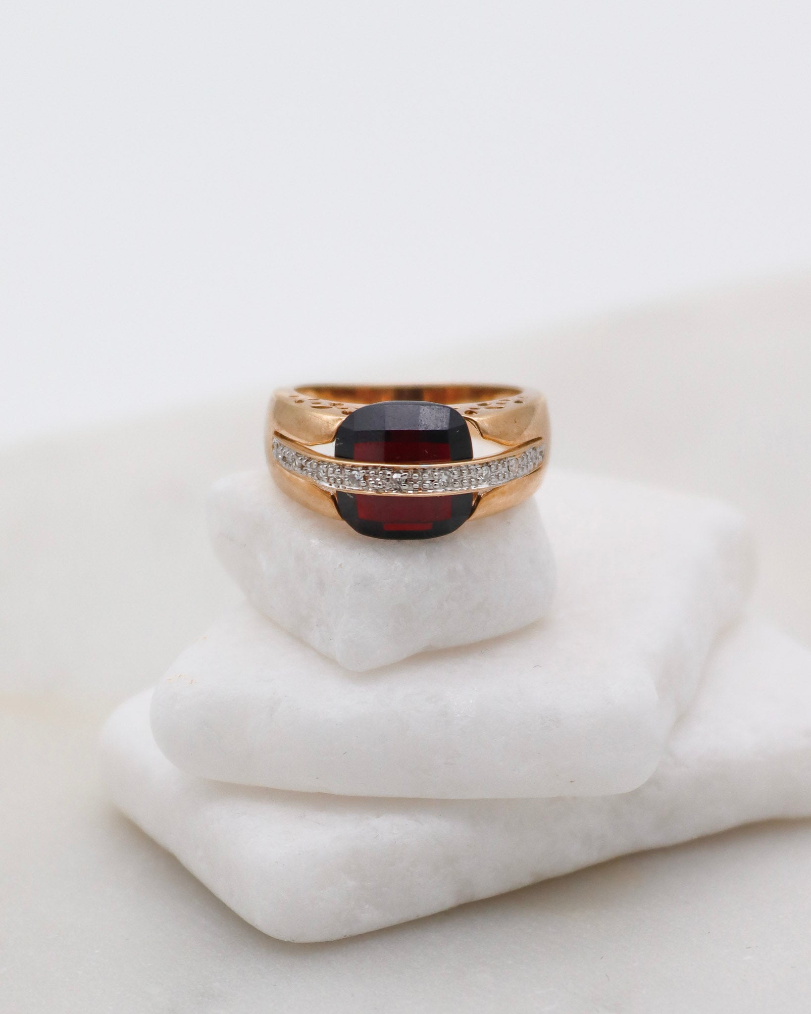 Vintage-Ring Catherine mit 3ct Cushion-Granat & 0.06ct Brillanten in 585er Gelbgold, asymmetrisches Design – erhältlich in München und Augsburg