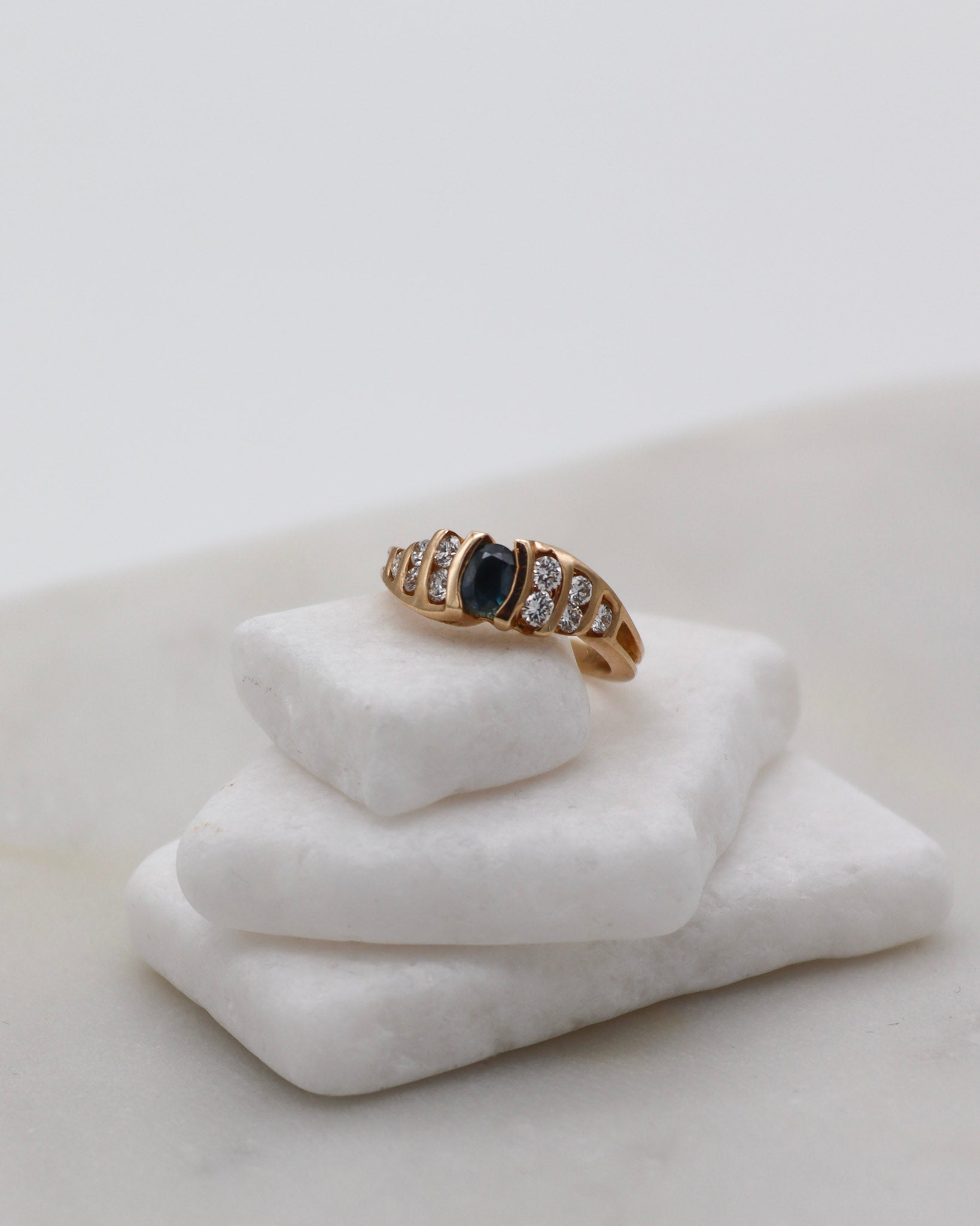 Vintage-Ring Doris mit 0.65ct Saphir & 0.50ct Brillanten in 585/-Gelbgold, geschwungene Ringschiene – erhältlich in München und Augsburg