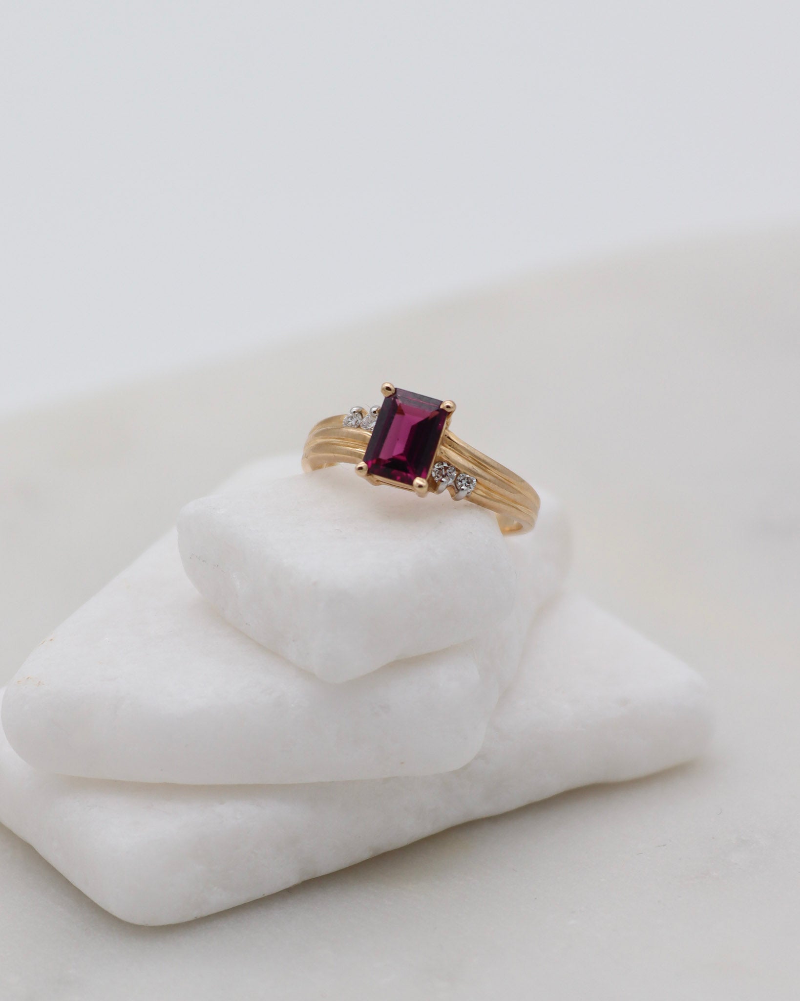 Vintage-Ring Florence mit 0.5ct Rhodolith & 0.06ct Brillanten im Baguette-Design aus 585/-Gelbgold – erhältlich in München und Augsburg