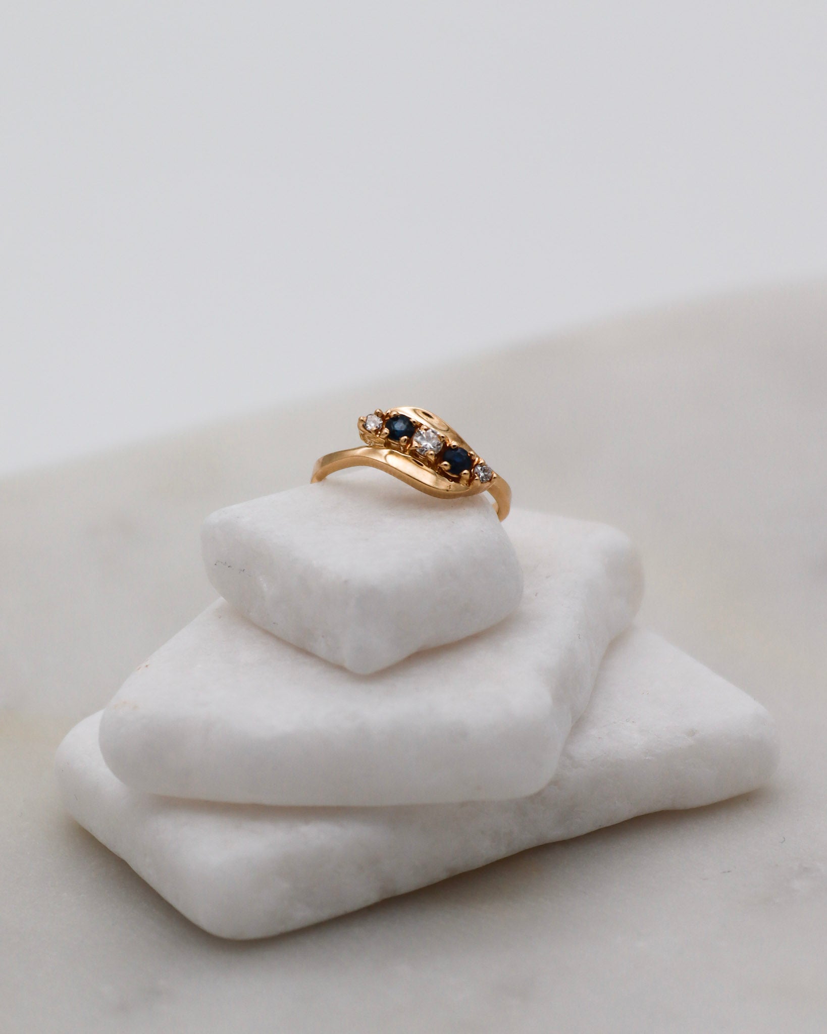 Vintage-Ring Gertrude mit 0.15ct Saphiren & 0.10ct Brillanten, florale Ringschiene aus 585/-Gelbgold – erhältlich in München und Augsburg