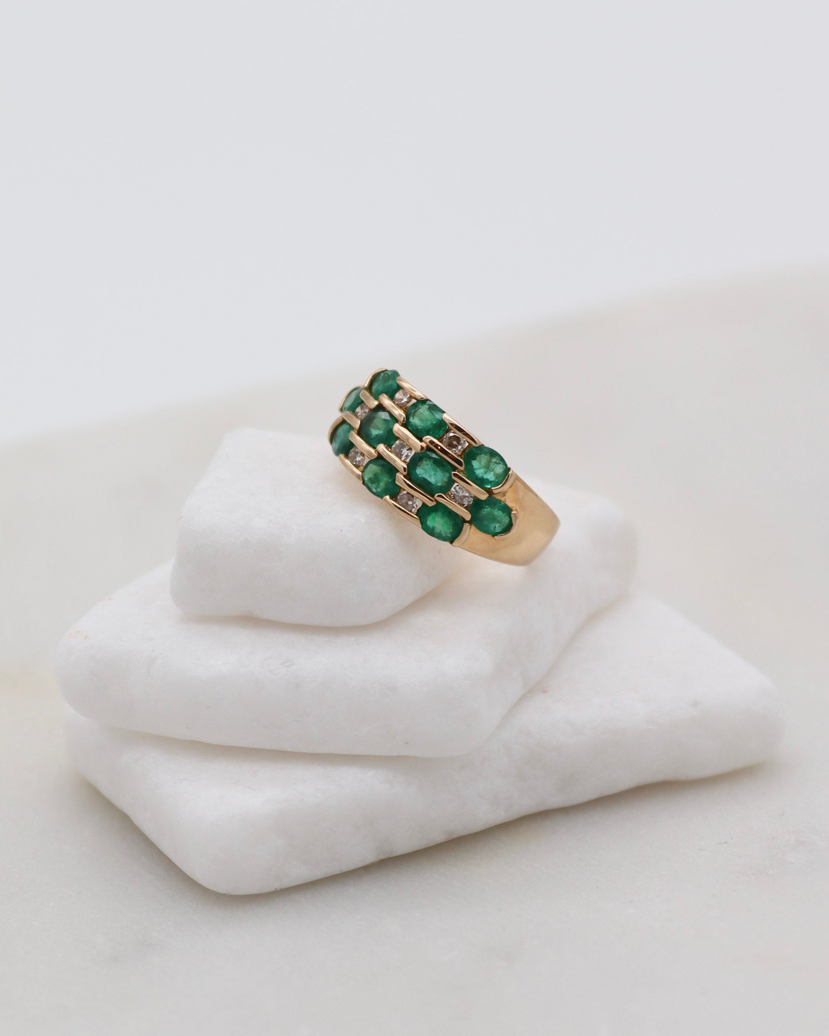 Vintage-Ring Harriet mit 0.73ct Smaragden & 0.18ct Brillanten, breite Art-Déco-Ringschiene aus 585/-Gelbgold – erhältlich in München und Augsburg
