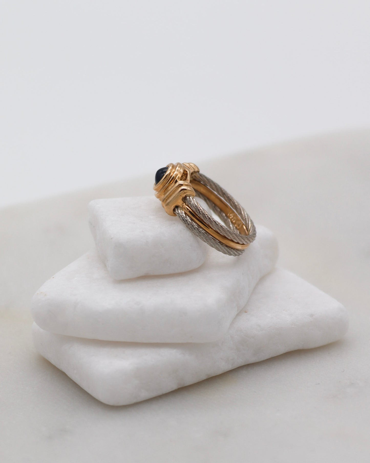 Vintage-Ring Irene mit 0.5ct Saphir in Bezel-Fassung, Bicolor-Ringschiene aus 585/-Gelbgold & Weißgelbgold – erhältlich in München und Augsburg