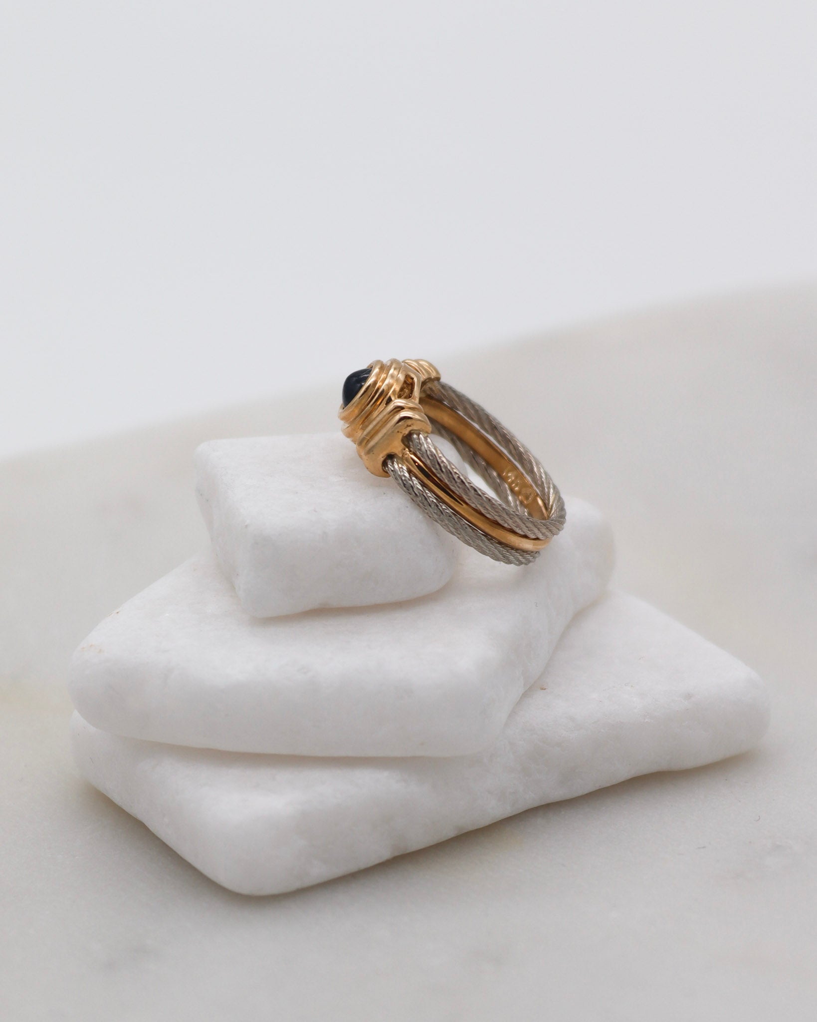 Vintage-Ring Irene mit 0.5ct Saphir in Bezel-Fassung, Bicolor-Ringschiene aus 585/-Gelbgold & Weißgelbgold – erhältlich in München und Augsburg