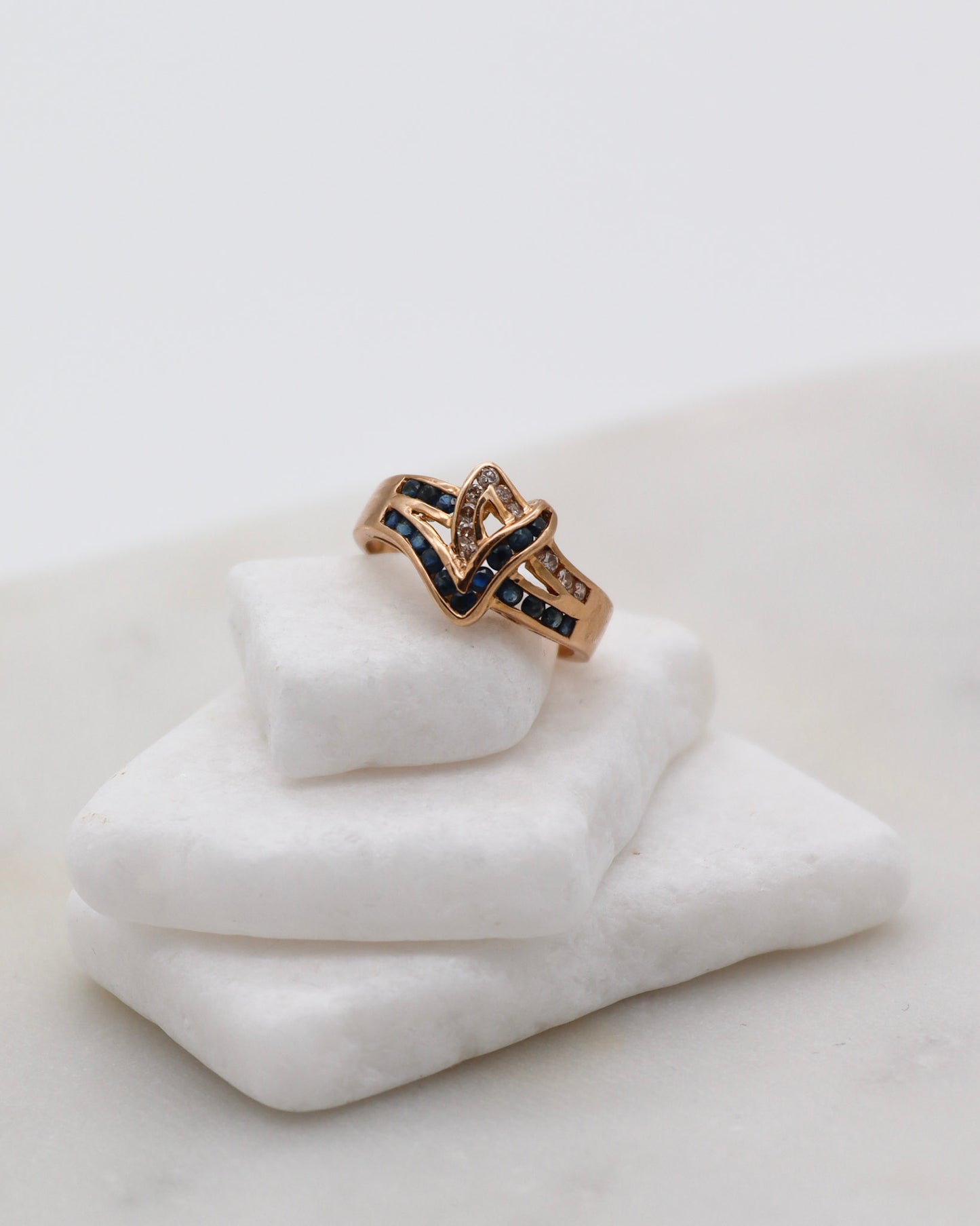 Vintage-Ring Jaqueline mit 0.20ct Saphiren & 0.15ct Brillanten, Knotendetail in 585/-Gelbgold – erhältlich in München und Augsburg