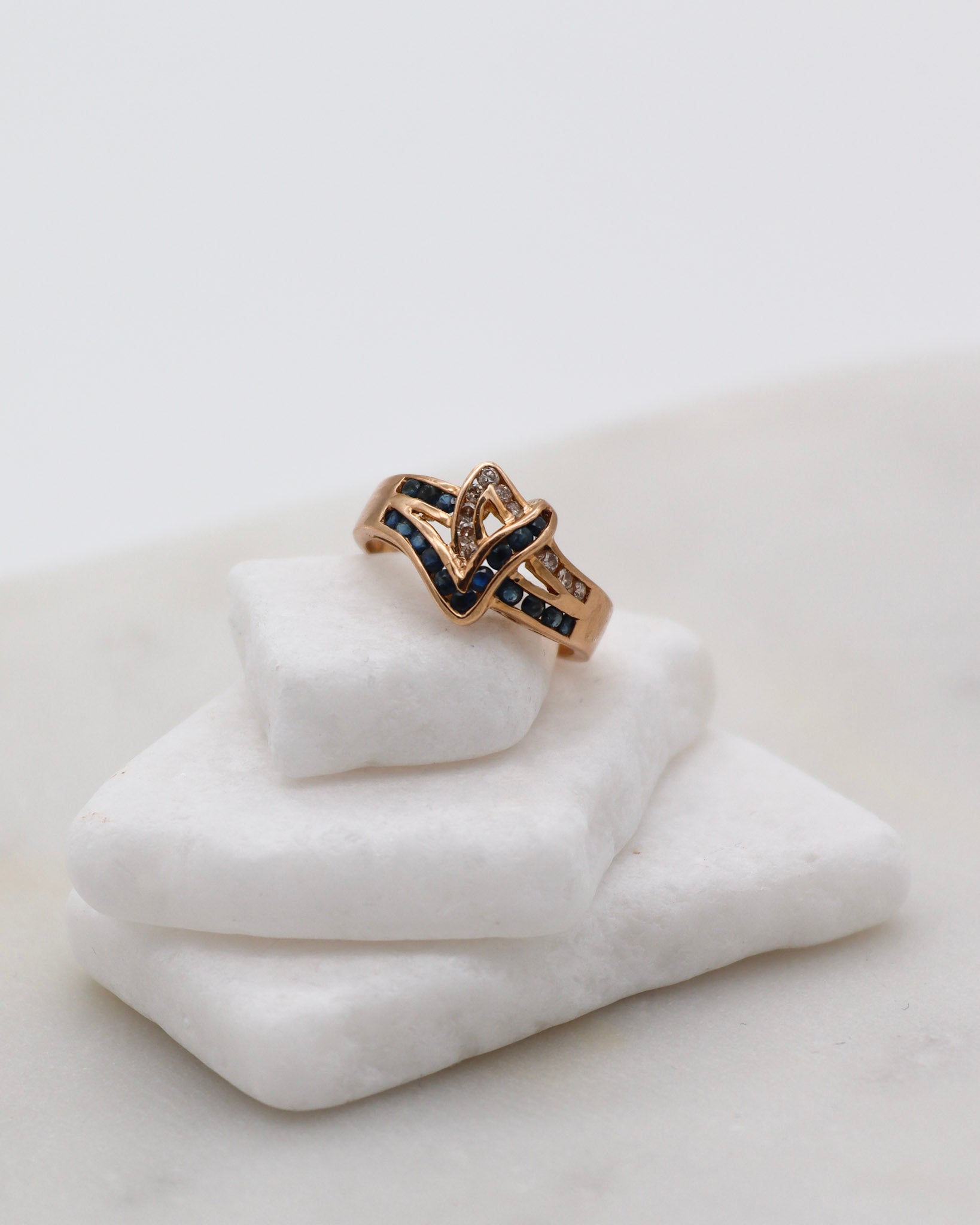 Vintage-Ring Jaqueline mit 0.20ct Saphiren & 0.15ct Brillanten, Knotendetail in 585/-Gelbgold – erhältlich in München und Augsburg