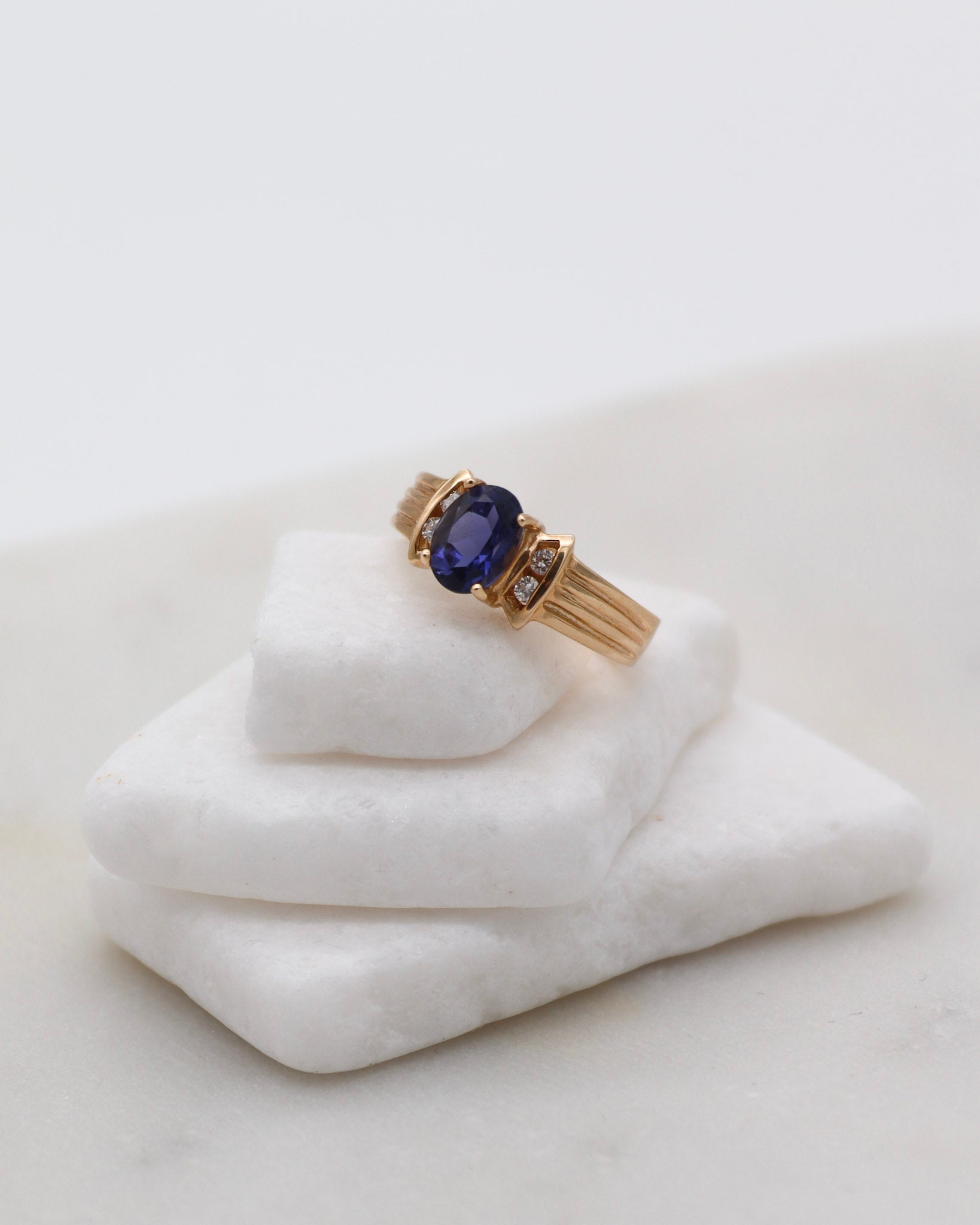 Vintage-Ring Kathleen mit 0.80ct Iolith & 0.08ct Brillanten, Bow-Tie-Rillenmuster in 585/-Gelbgold – erhältlich in München und Augsburg
