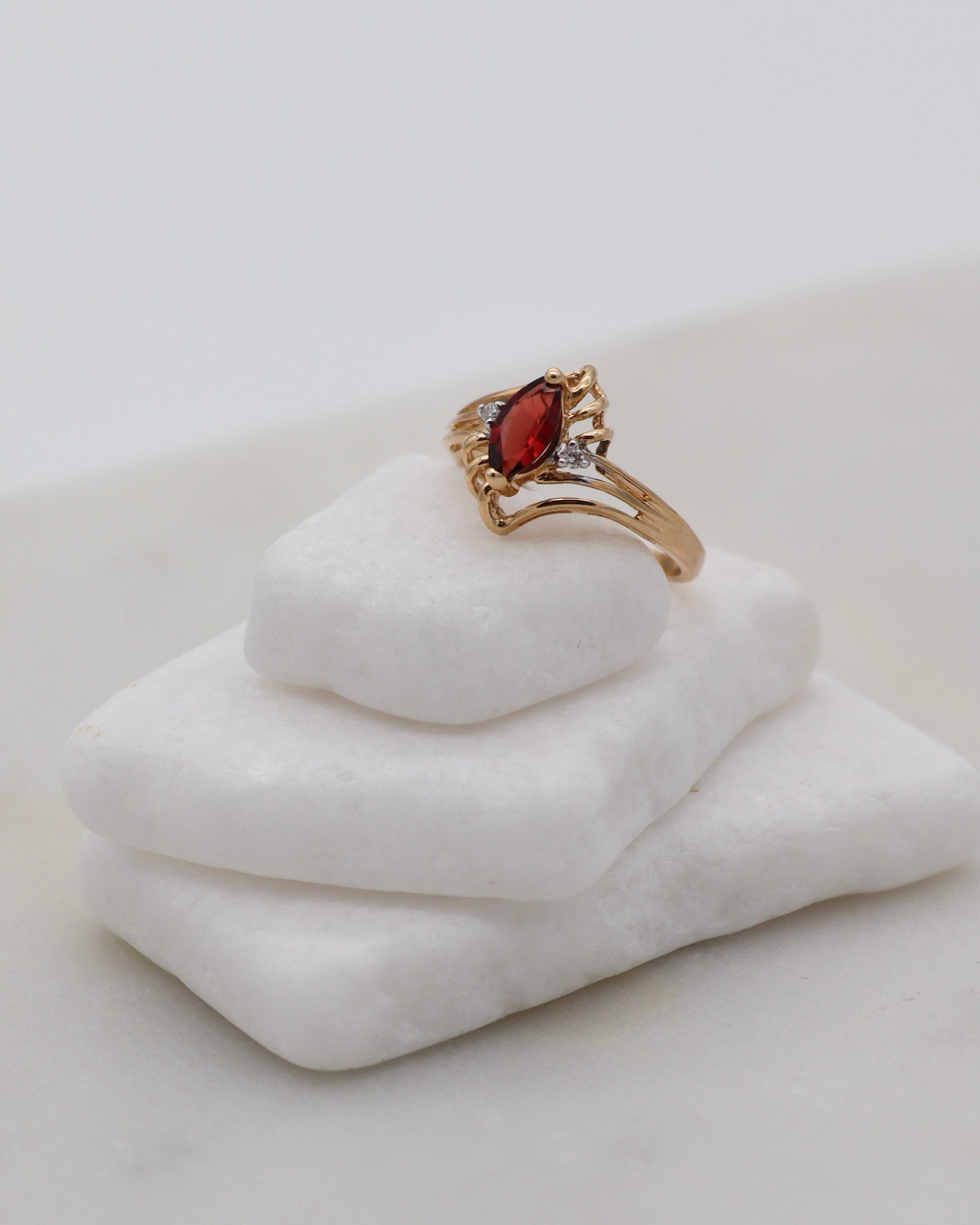 Vintage-Ring Lorraine mit 0.30ct Granat & 0.02ct Brillanten im Art-Déco-Stil, gefertigt aus 585/-Gelbgold – erhältlich in München und Augsburg