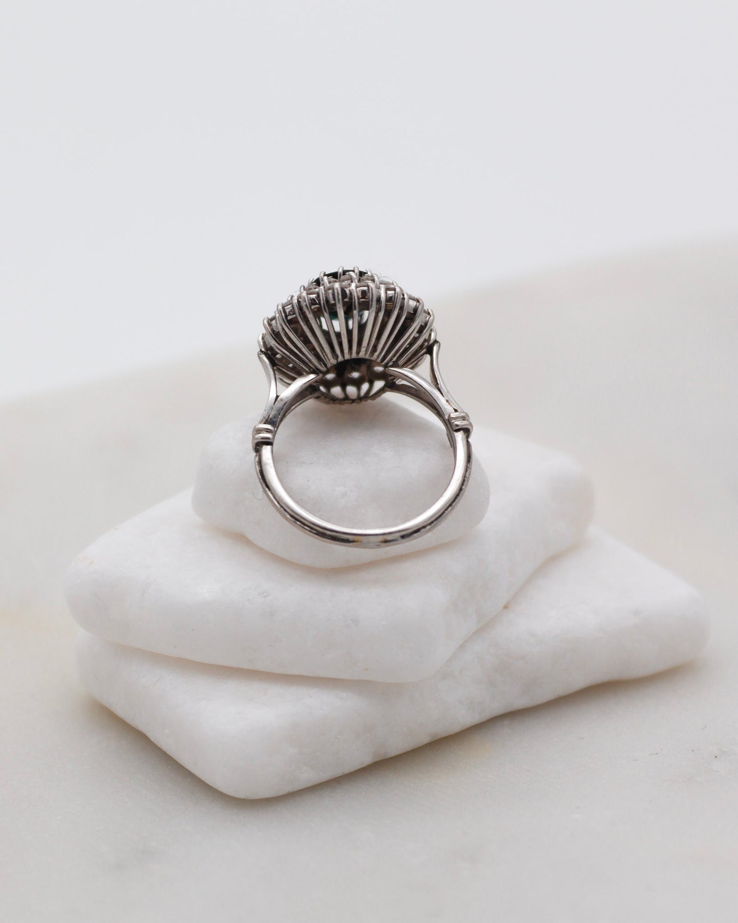 Vintage-Ring Diana mit 1.5ct Saphir, 0.54ct Brillanten & 1.26ct Diamanten im Double Halo, gefertigt aus 585/-Weißgelbgold – erhältlich in München und Augsburg