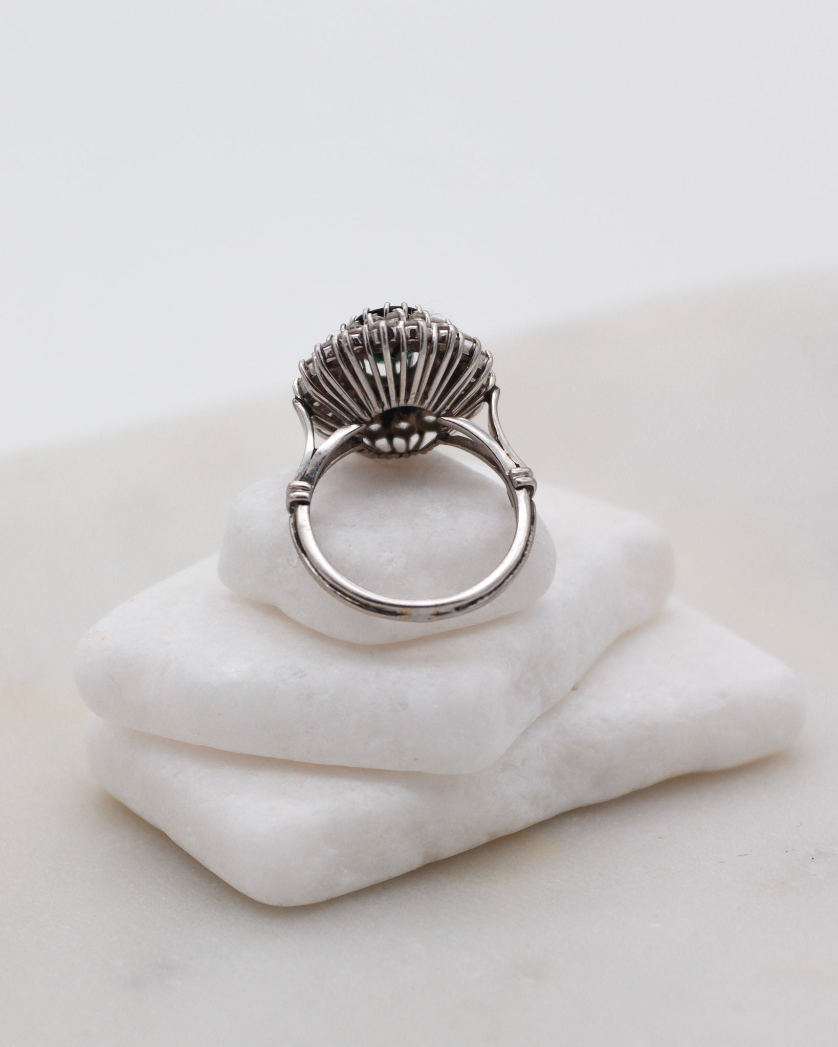 Vintage-Ring Diana mit 1.5ct Saphir, 0.54ct Brillanten & 1.26ct Diamanten im Double Halo, gefertigt aus 585/-Weißgelbgold – erhältlich in München und Augsburg