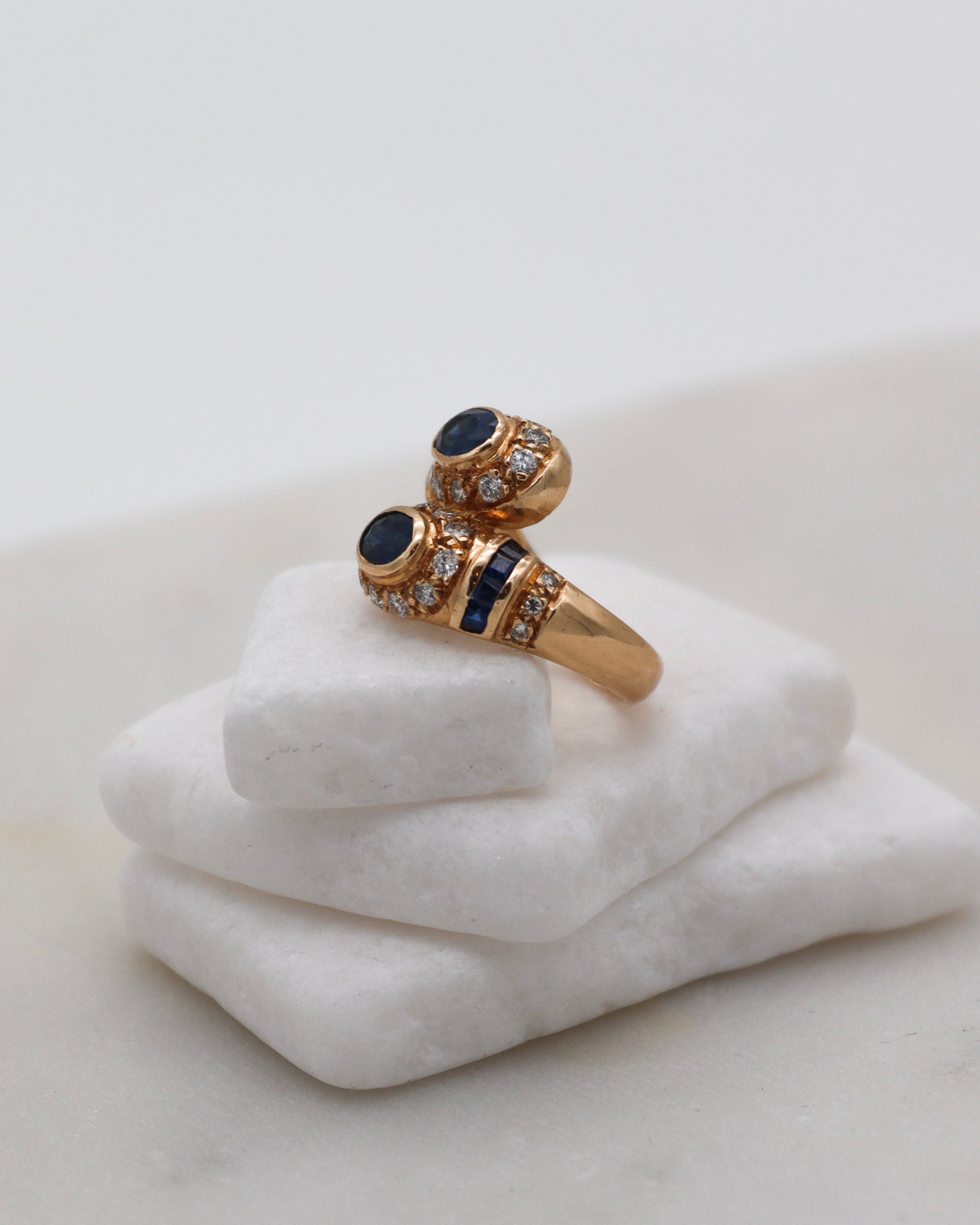 Vintage-Ring Pauline mit 0.70ct Saphiren & 0.50ct Brillanten, serpentinenförmiges Design in 585/-Gelbgold – erhältlich in München und Augsburg