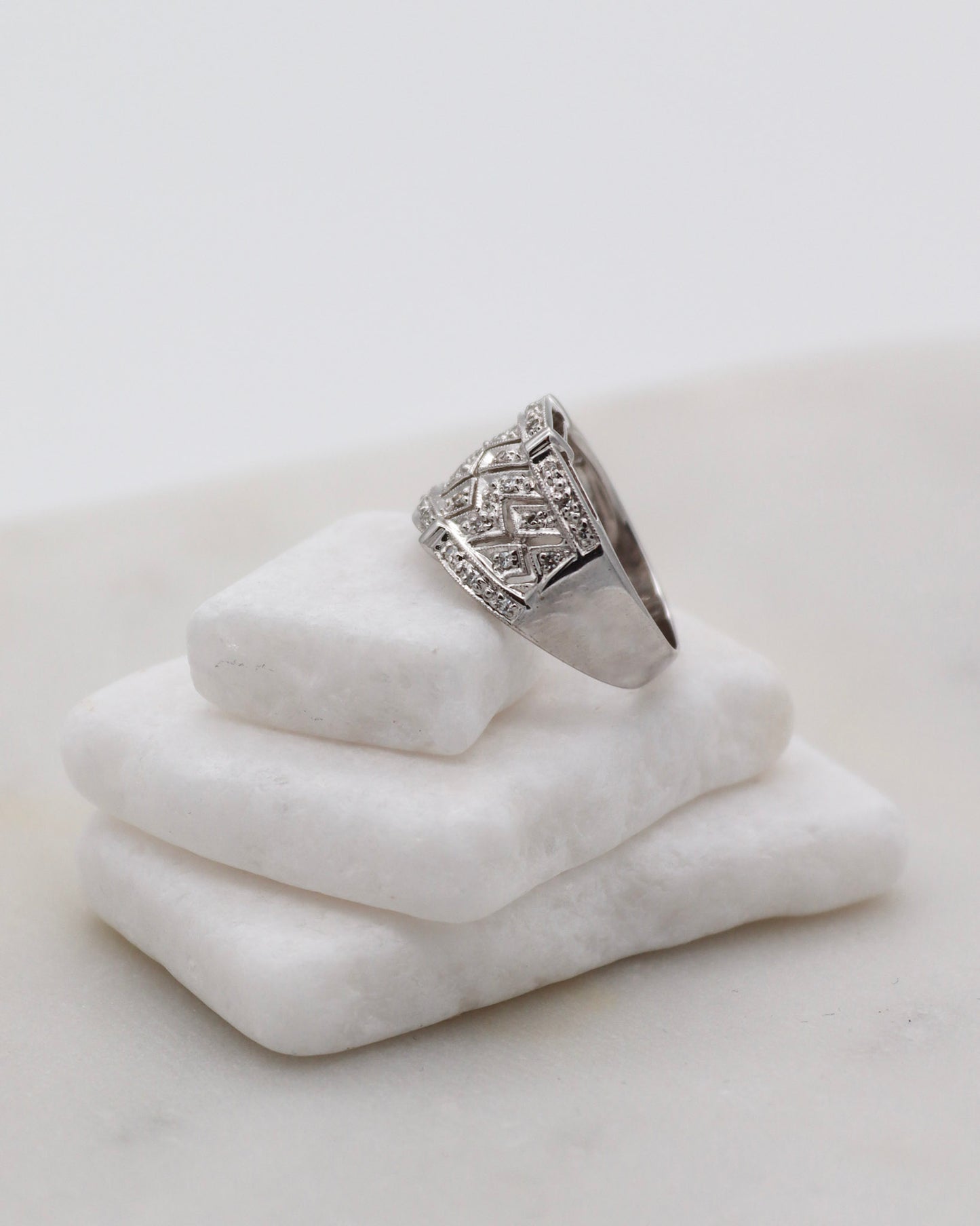 Vintage-Ring Regina mit 0.22ct Brillanten, Zickzack-Design & breiter Bicolor-Ringschiene aus 585/-Weißgelbgold – erhältlich in München und Augsburg
