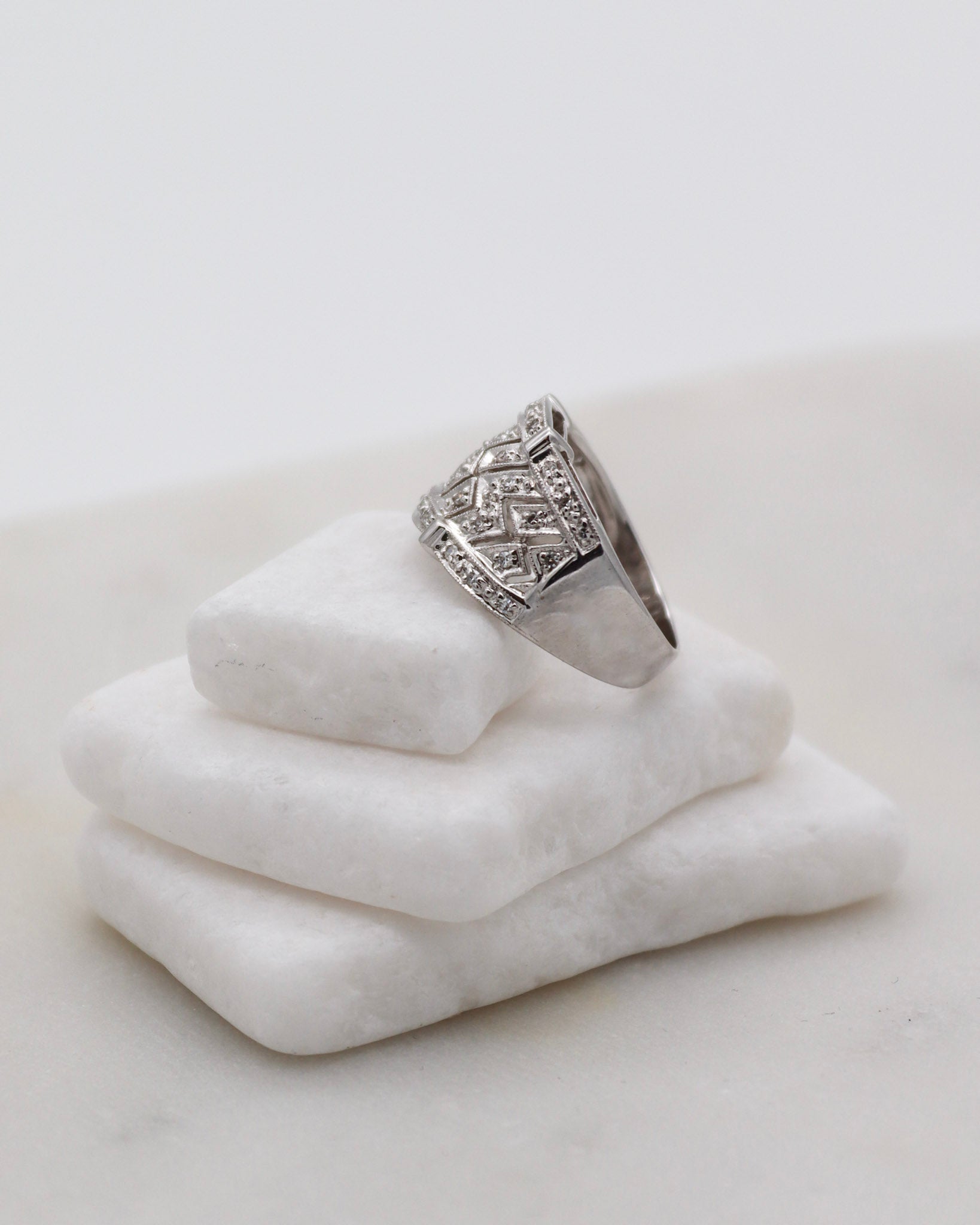 Vintage-Ring Regina mit 0.22ct Brillanten, Zickzack-Design & breiter Bicolor-Ringschiene aus 585/-Weißgelbgold – erhältlich in München und Augsburg