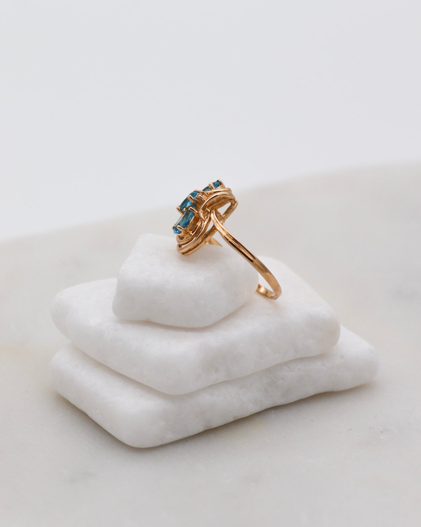 Vintage-Ring Theresa mit 0.60ct blauen Topasen & 0.05ct Brillanten, geschwungene Ringschiene aus 585/-Gelbgold – erhältlich in München und Augsburg