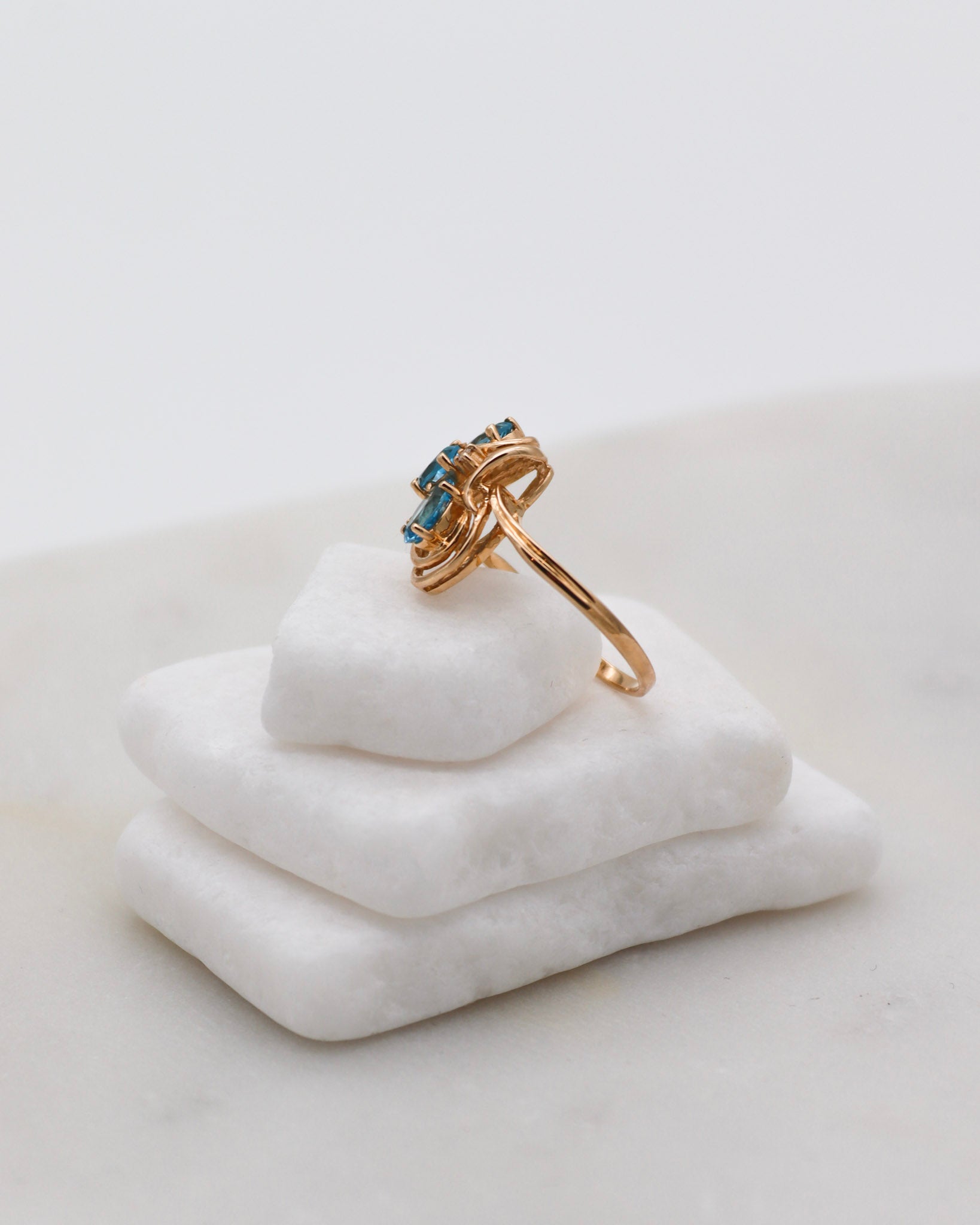 Vintage-Ring Theresa mit 0.60ct blauen Topasen & 0.05ct Brillanten, geschwungene Ringschiene aus 585/-Gelbgold – erhältlich in München und Augsburg