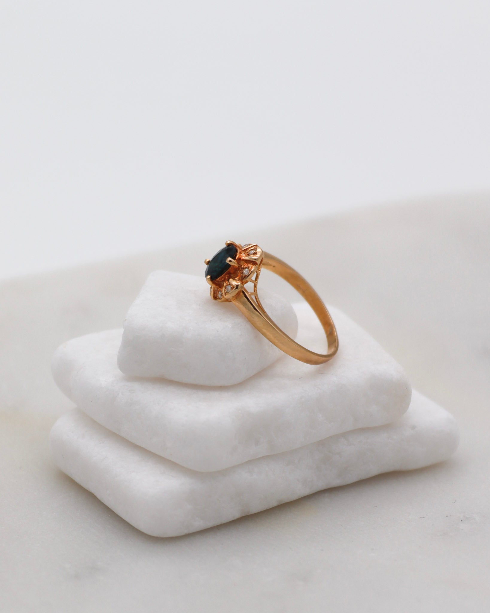 Vintage-Ring Vera mit 0.85ct Saphir & 0.07ct Brillanten im gregorianischen Halo, gefertigt aus 585/-Gelbgold – erhältlich in München und Augsburg