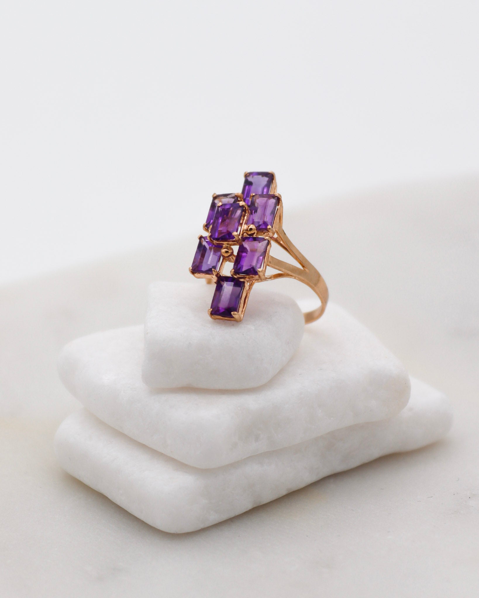 Vintage-Ring Wanda mit ca. 3ct Amethysten im Emerald Cut und Cathedral-Fassung aus 585er Gelbgold – erhältlich in München und Augsburg