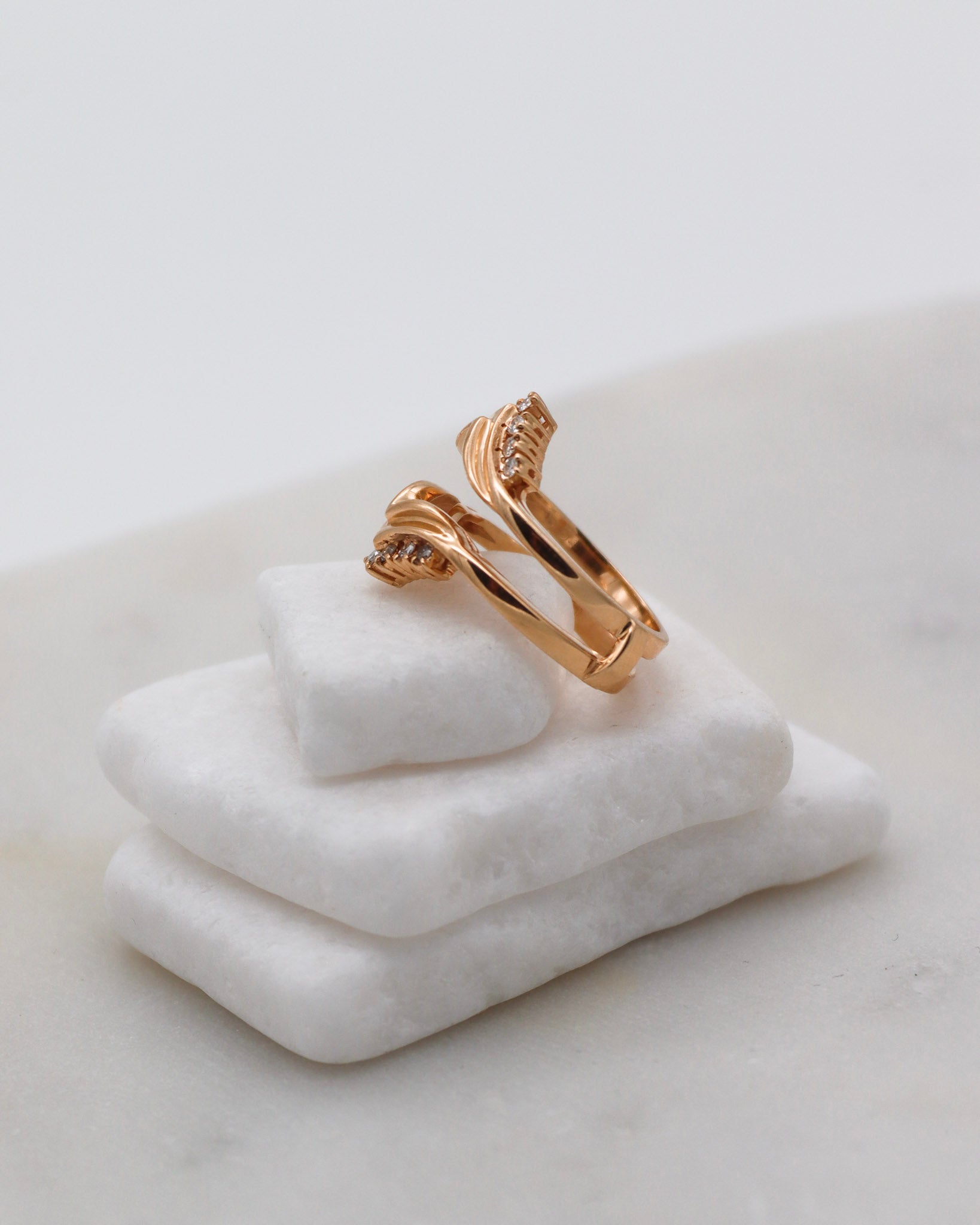 Vintage-Ring Yvonne mit 0.14ct Brillanten (W/P1), Doppelring-Optik als Guardring in 585/-Gelbgold – erhältlich in München und Augsburg