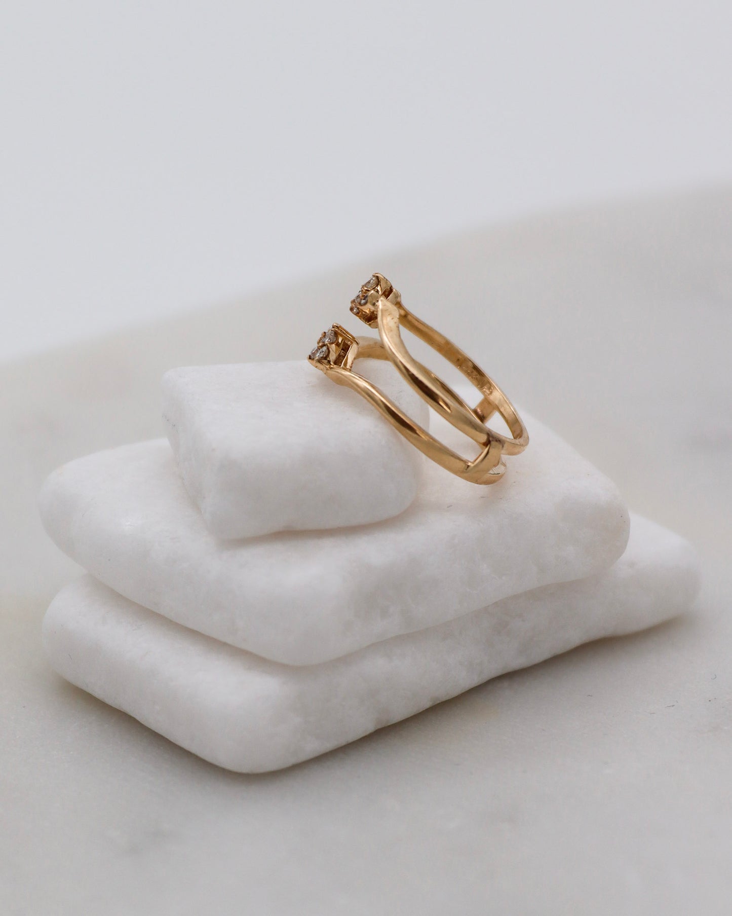 Vintage-Ring Annett mit 0.12ct Brillanten (W/SI), klassischer Doppelring-Guardring in 585/-Gelbgold – erhältlich in München und Augsburg