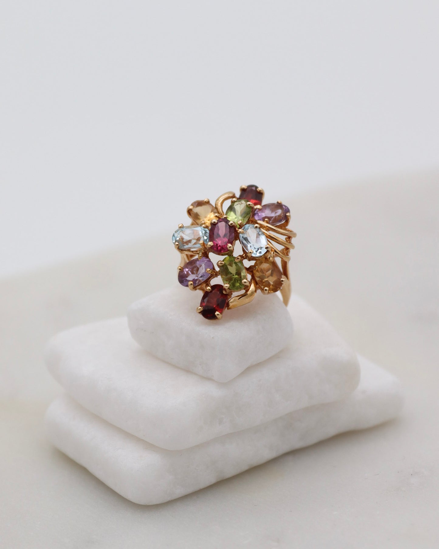 Vintage-Ring Colette mit Aquamarinen, Amethysten, Granaten, Peridots & Citrinen in floraler Anordnung aus 585/-Gelbgold – erhältlich in München und Augsburg