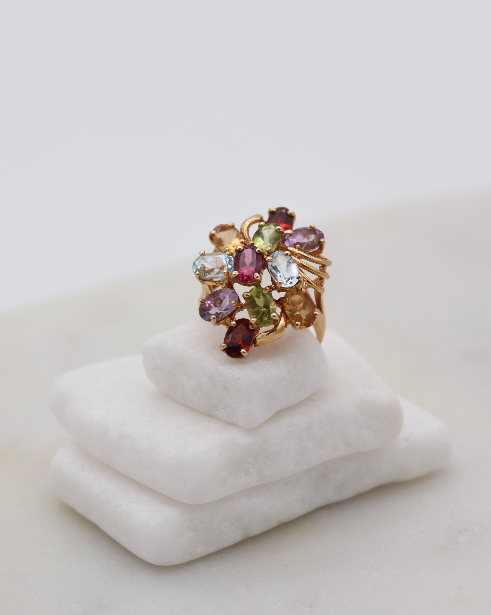 Vintage-Ring Colette mit Aquamarinen, Amethysten, Granaten, Peridots & Citrinen in floraler Anordnung aus 585/-Gelbgold – erhältlich in München und Augsburg
