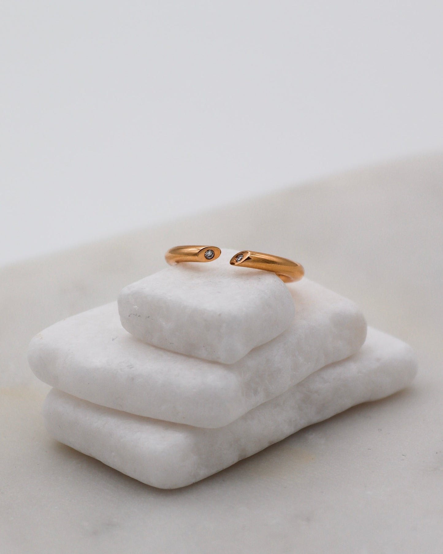 Vintage-Ring Delilah mit 0.03ct Diamanten, offenes Splitring-Design im Bunz-Stil aus 750/-Gelbgold – erhältlich in München und Augsburg