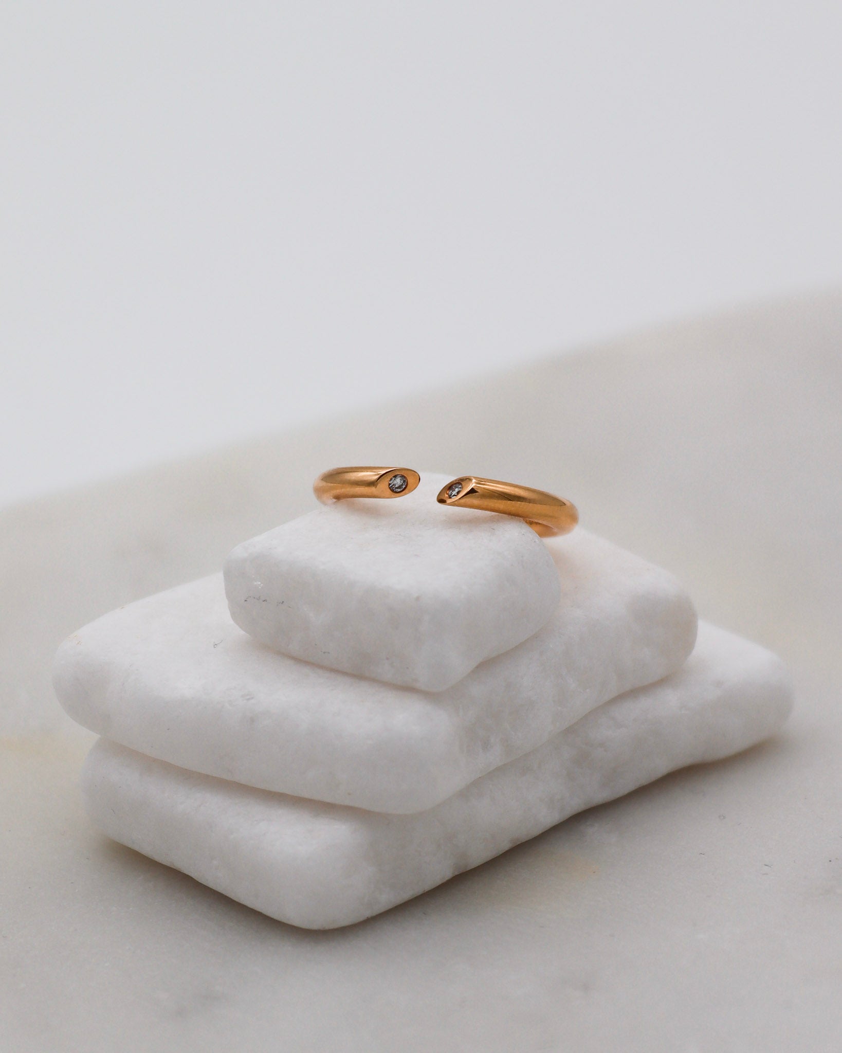 Vintage-Ring Delilah mit 0.03ct Diamanten, offenes Splitring-Design im Bunz-Stil aus 750/-Gelbgold – erhältlich in München und Augsburg
